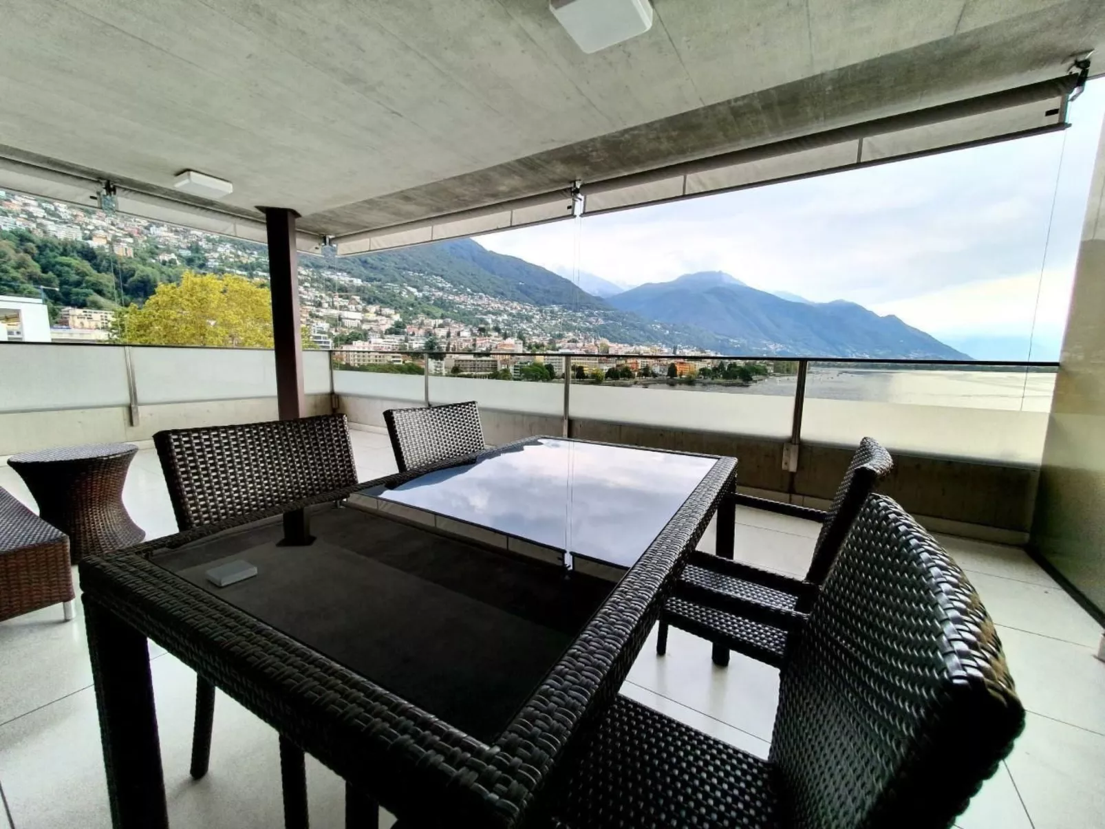 Lake View Penthouse 701-Buiten