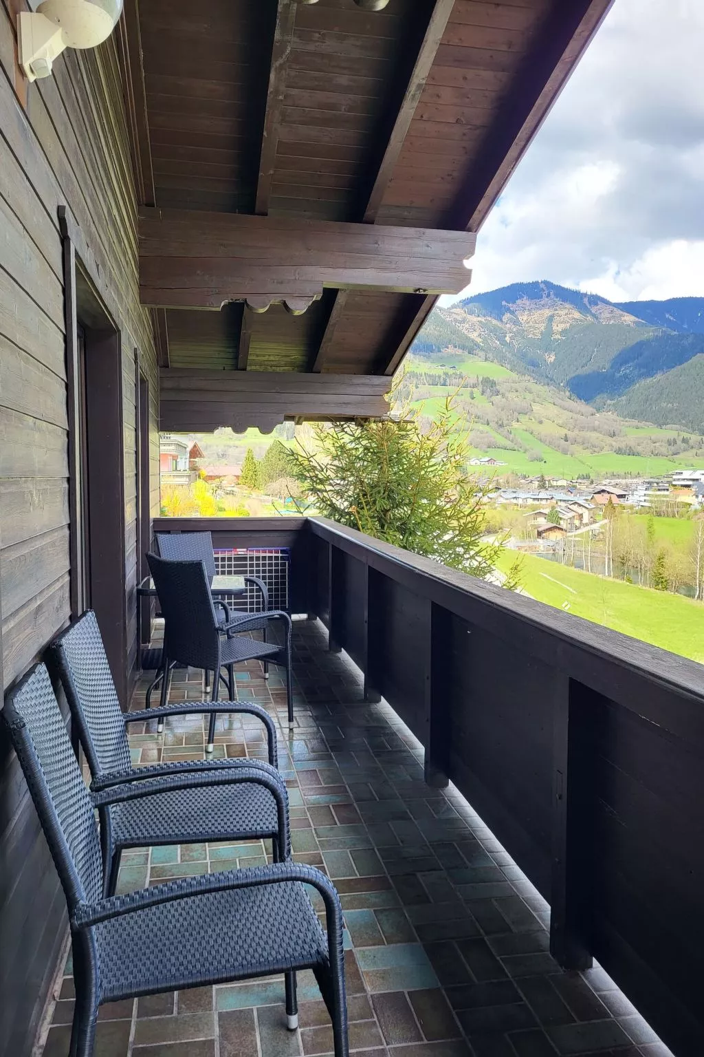 Geräumige Wohnung mit zwei Schlafzimmern und Balkon-Buiten