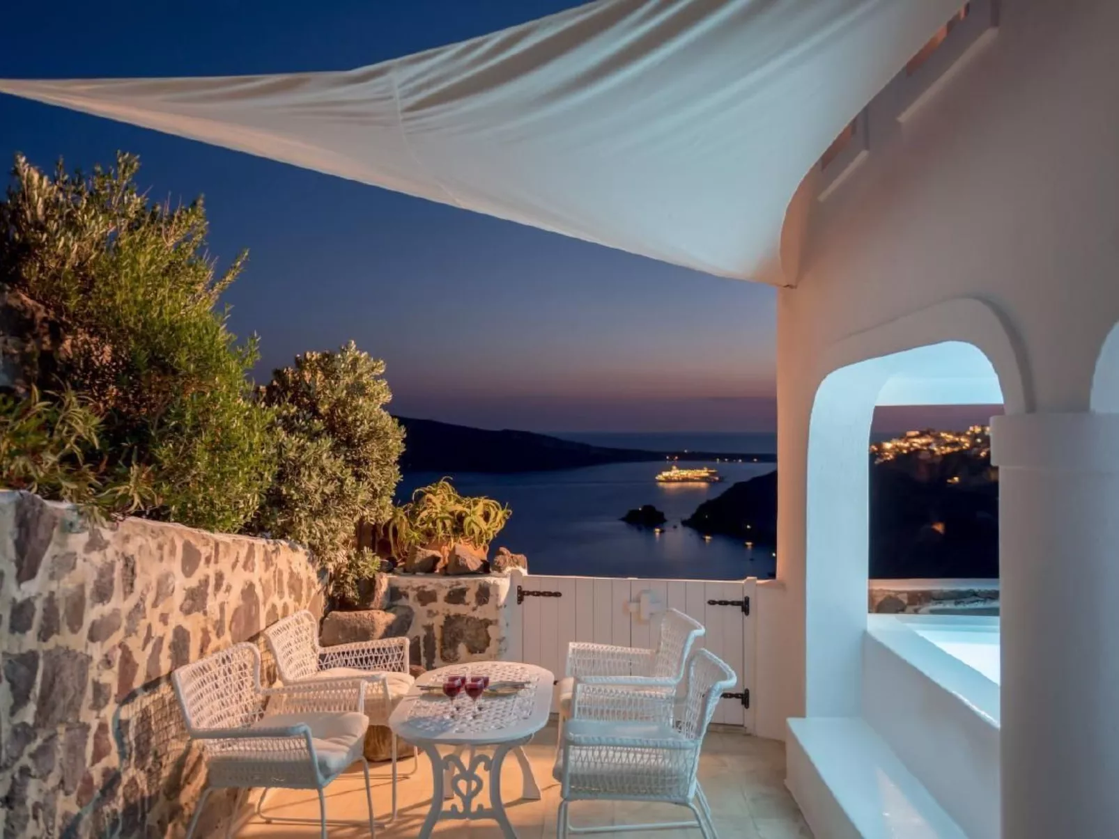 Charaktervolle Villa mit Tauchbecken und fantastischer Aussicht-Buiten