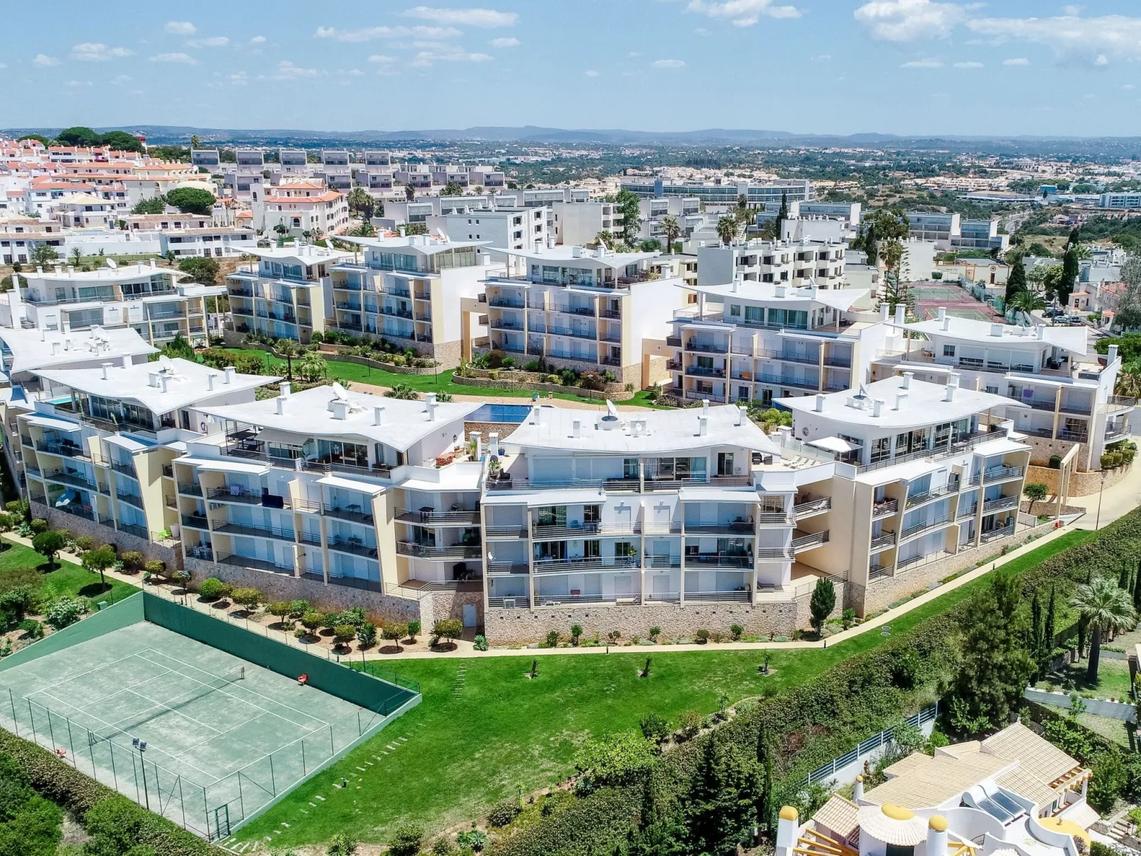 BnB Homes Wohnung mit Terrasse und Schwimmbad-Buiten