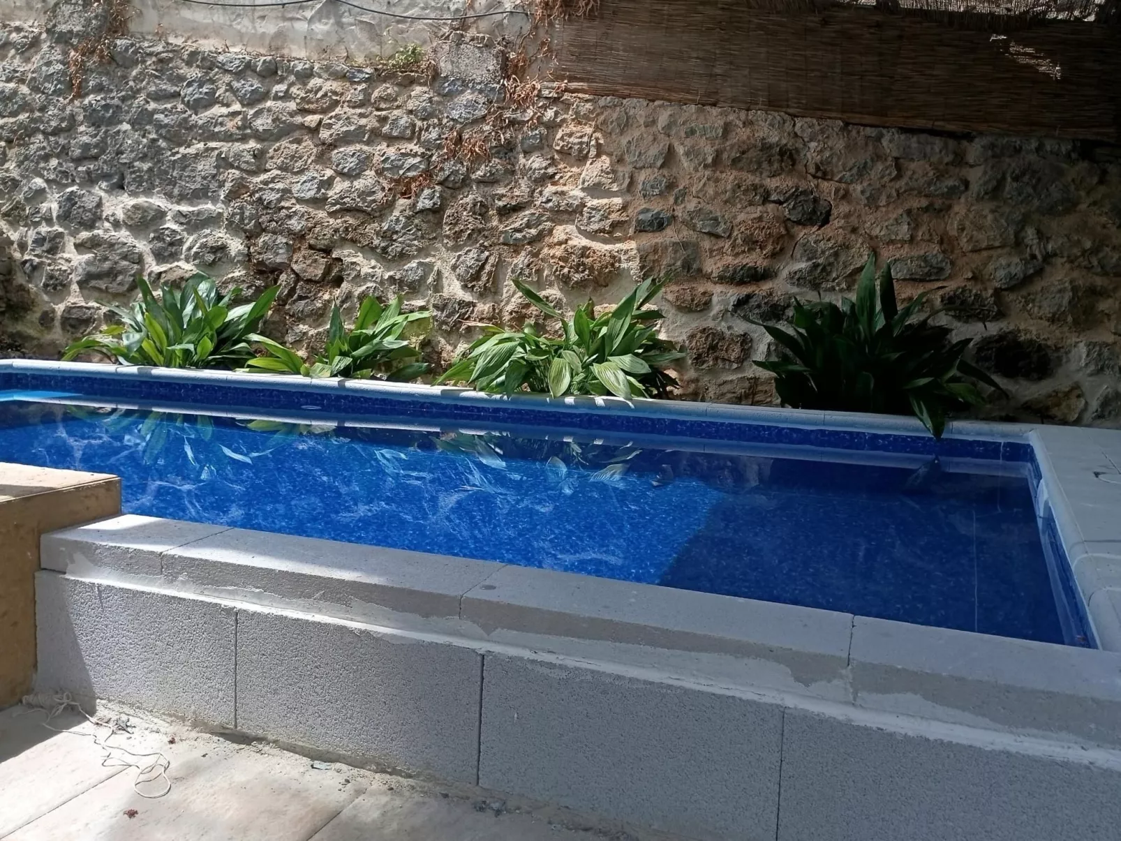 Haus für zwei Personen mit privatem Pool in den Bergen.-Buiten