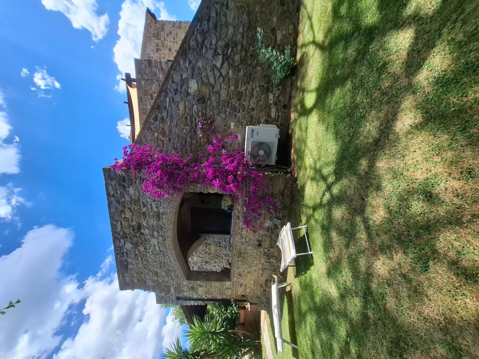Bauernhauswohnung mit großer Terrasse-Buiten