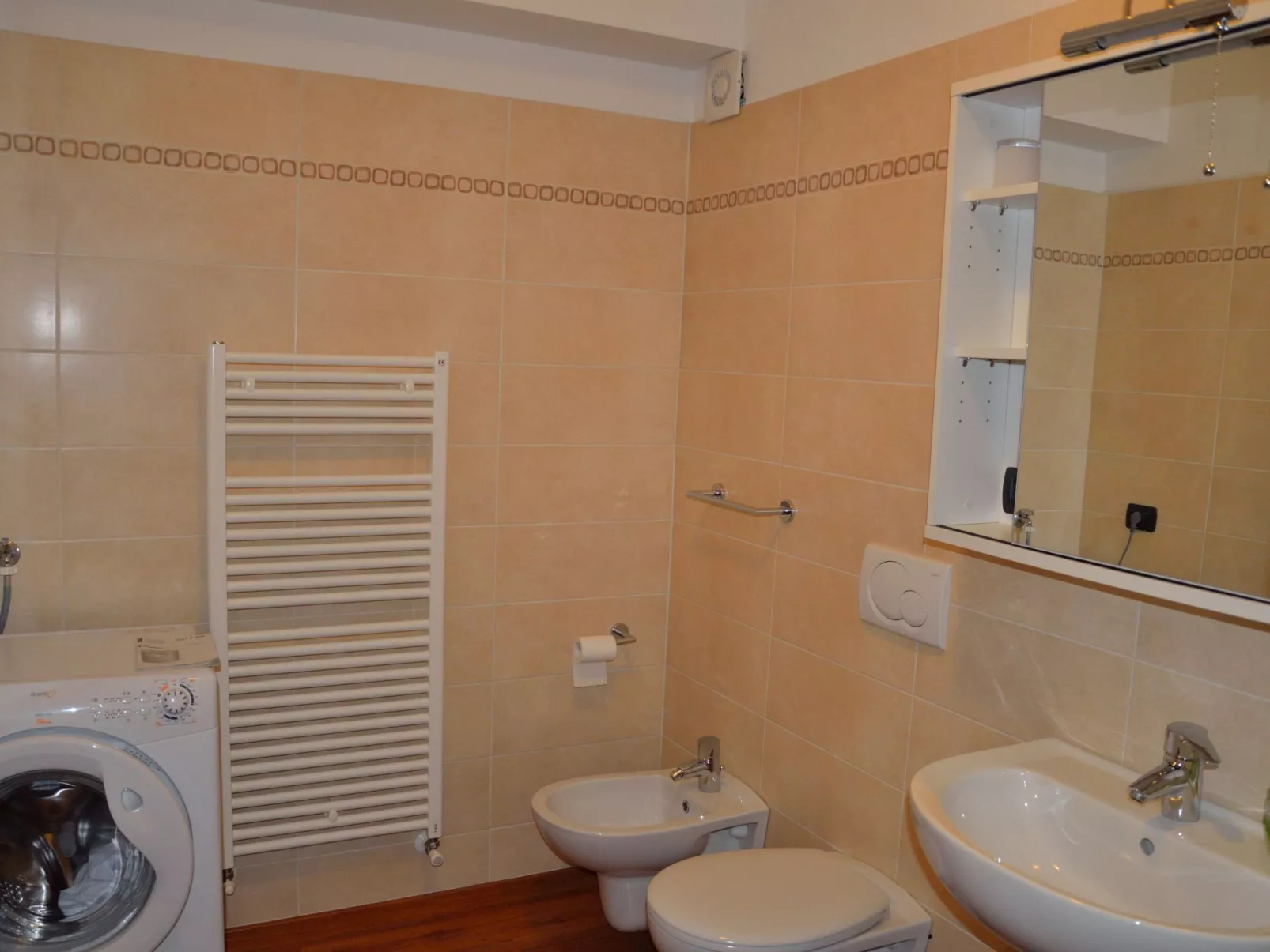 Mit Blick auf den Comer See-Binnen