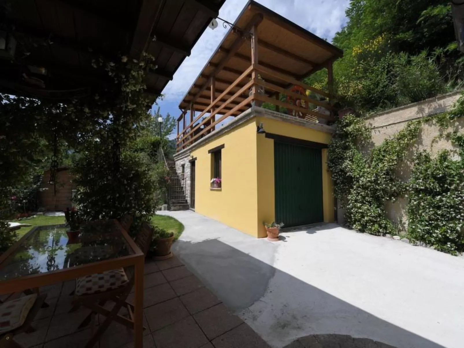 Schönes Ferienhaus in Sarnano mit privatem Pool-Buiten