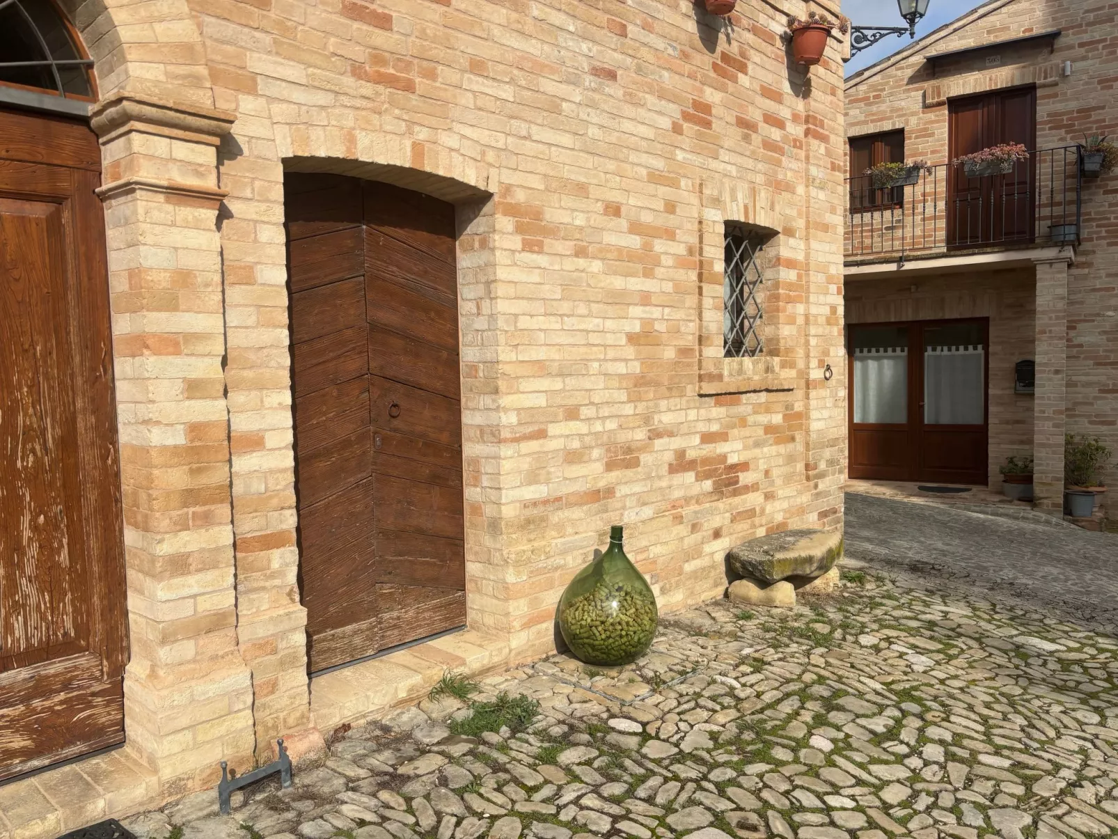 Rote Wohnung Bauernhaus-Buiten