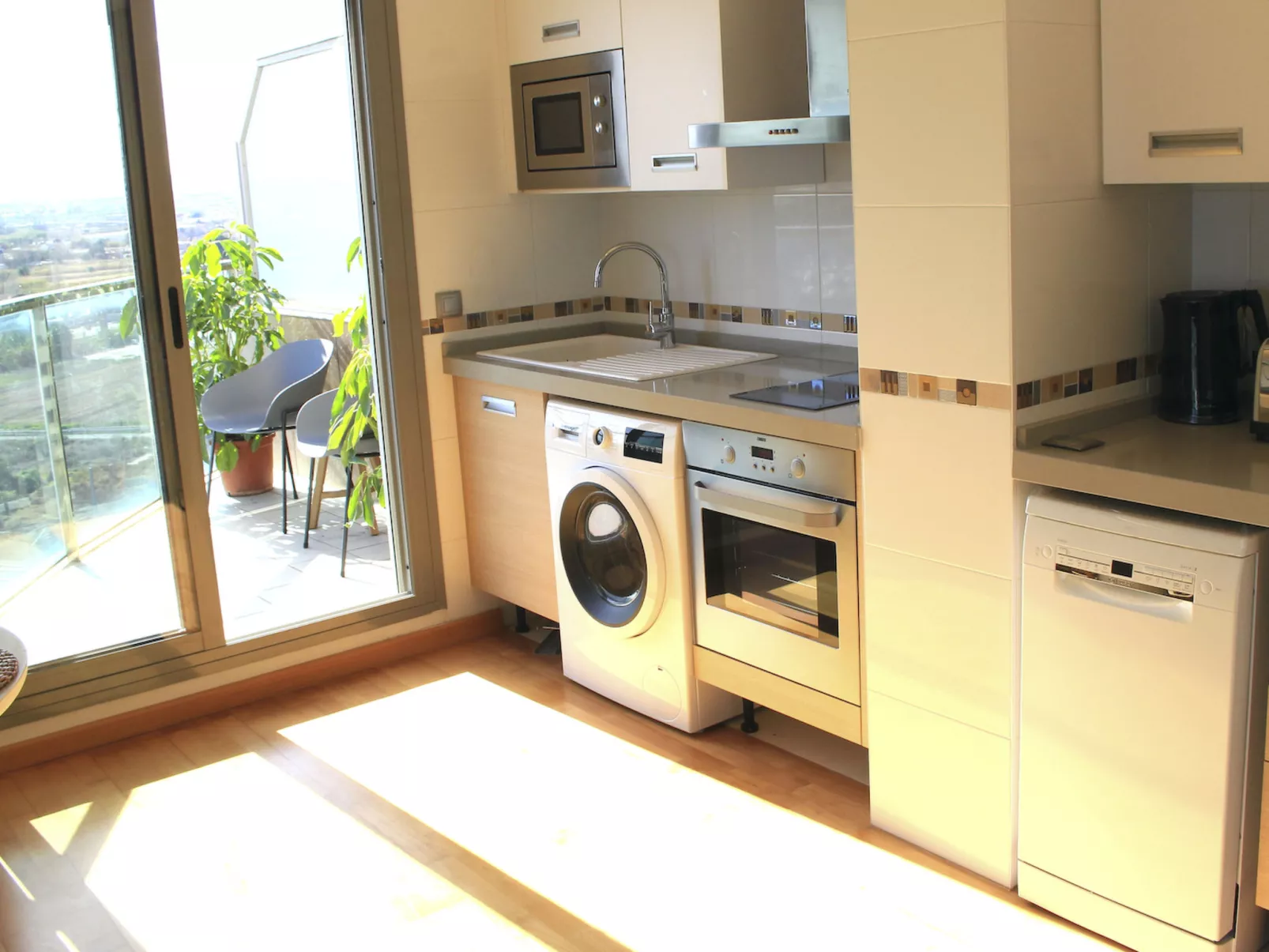 Luxuriöse Wohnung mit 1 Schlafzimmer, Balkon und Pool-Binnen