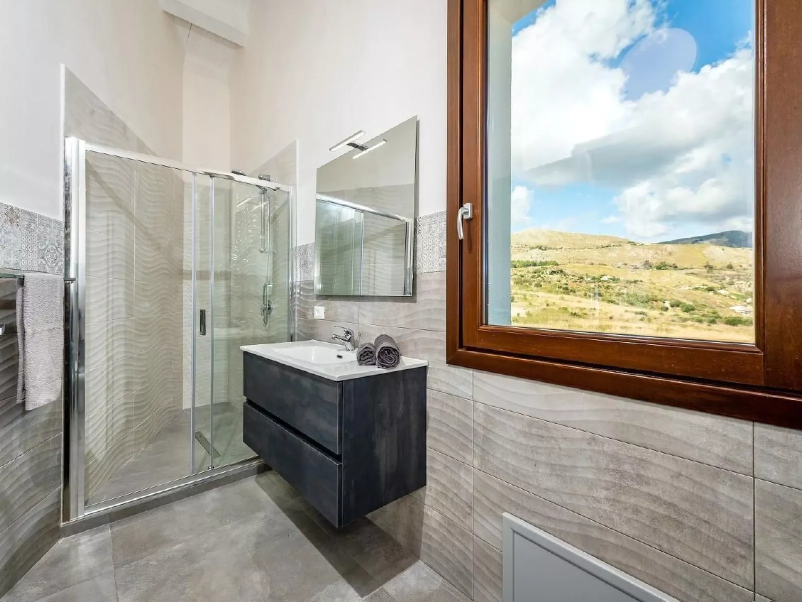 Villa "Rocchi Livreri" mit Blick auf das Wasser-Image-tags.info