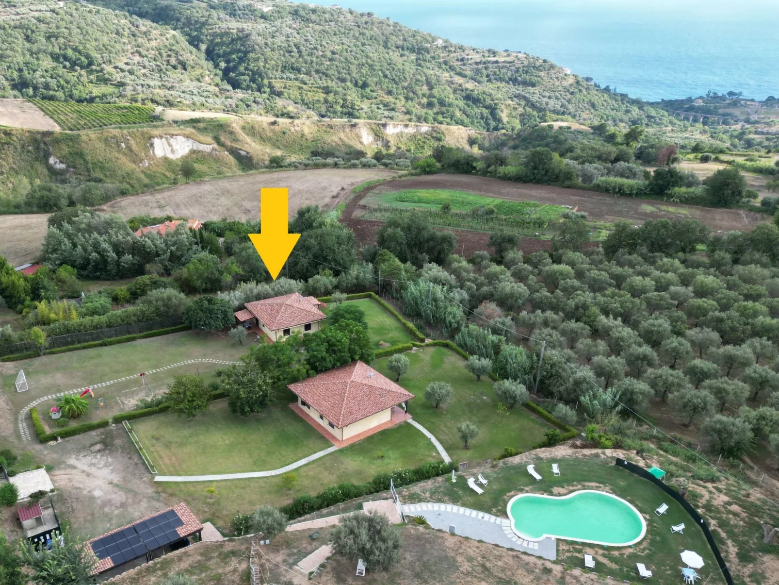 Villa im Grünen mit Schwimmbad, in der Nähe des Meeres-Buiten