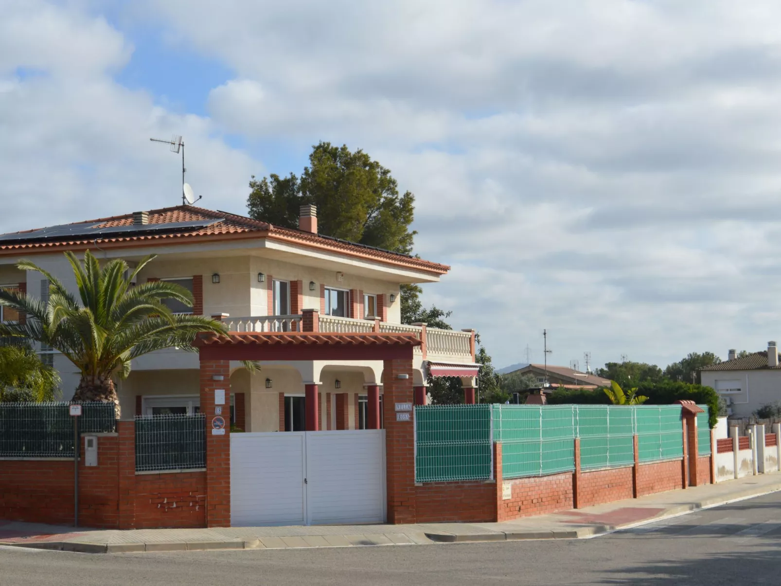 Chalet 'Vista Cunit' mit privatem Pool-Buiten