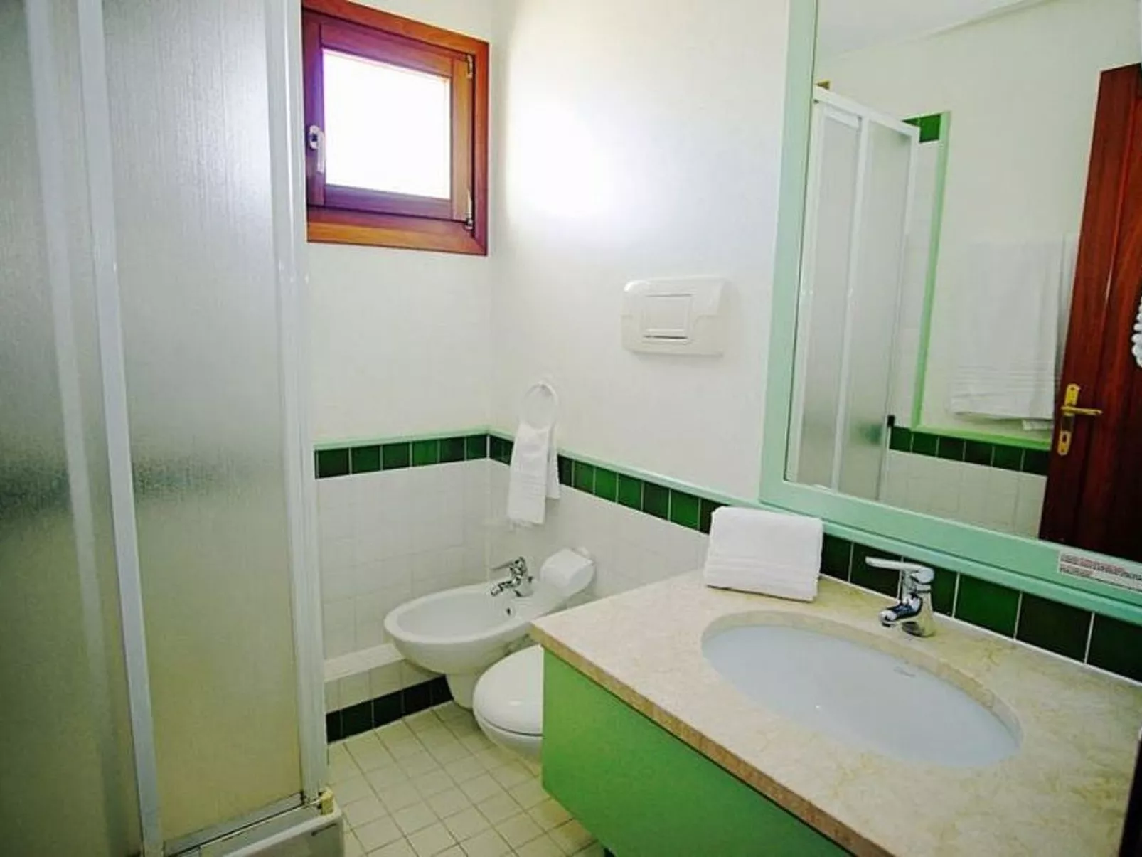 Apt. Eldi SA, mit gemeinsamem Schwimmbad-Image-tags.info