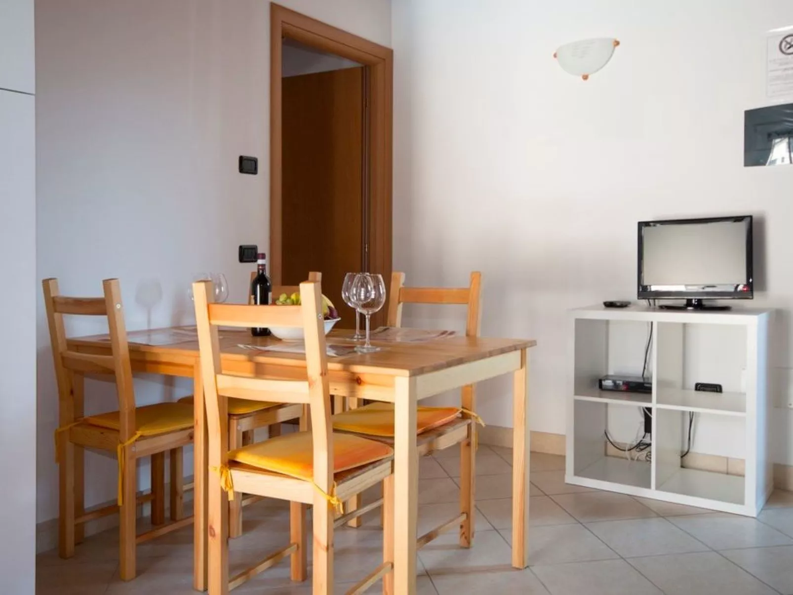 Lakeside Attic Apartment-Binnen