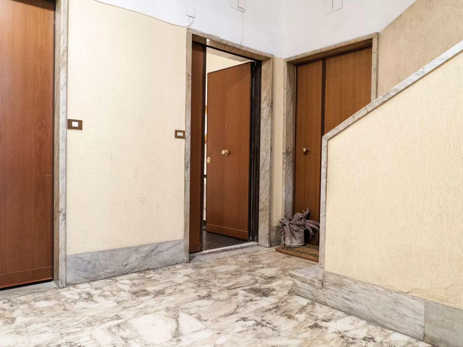 Wohnung 'Danke Vatikan'-Binnen