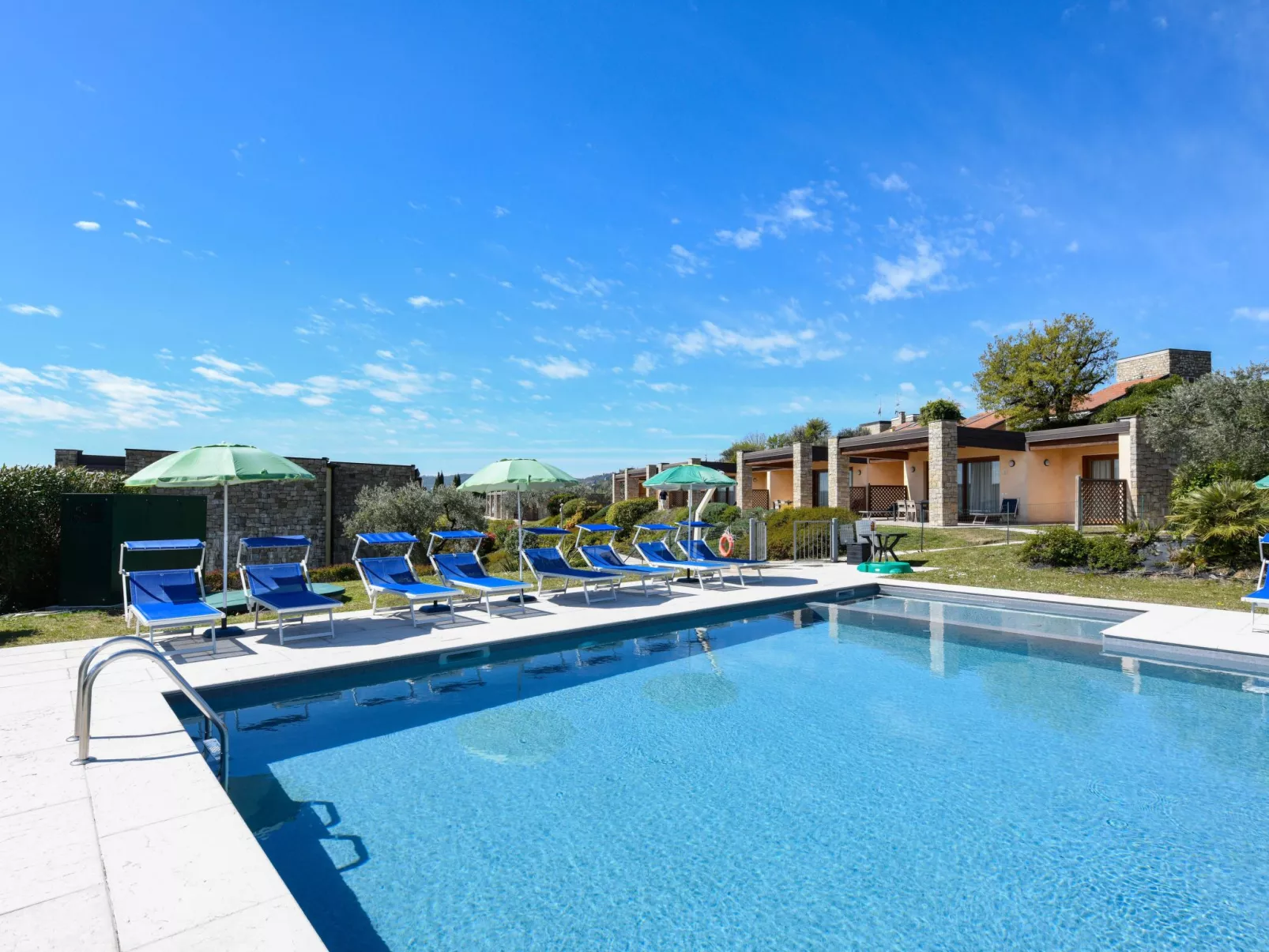 Wohnung mit Balkon, Schwimmbad und Seeblick-Buiten