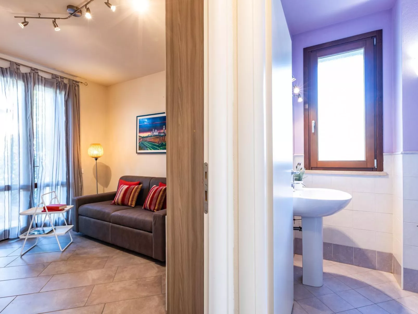 Wohnung mit separatem Eingang und kleinem privaten Innenhof.-Binnen