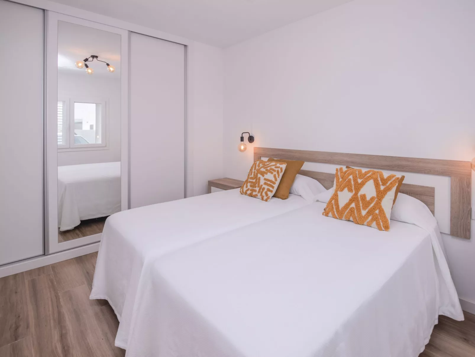 Modernes und helles Ferienhaus direkt am Meer, mit zwei großen Terrassen, Garte-Binnen