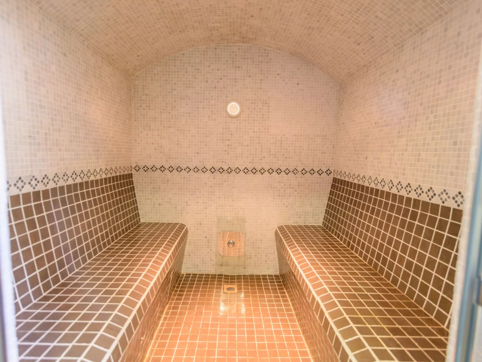 Spa-Spielzimmer mit Außen-Whirlpool und Schwimmbad-Image-tags.info