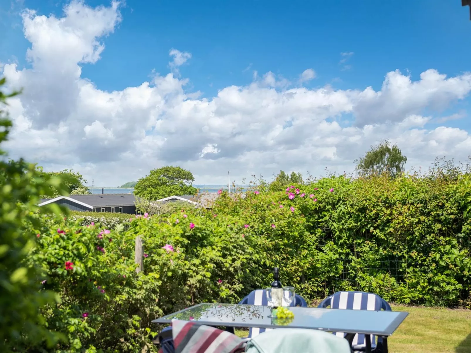 "Rise" - 250m from the sea-Buiten