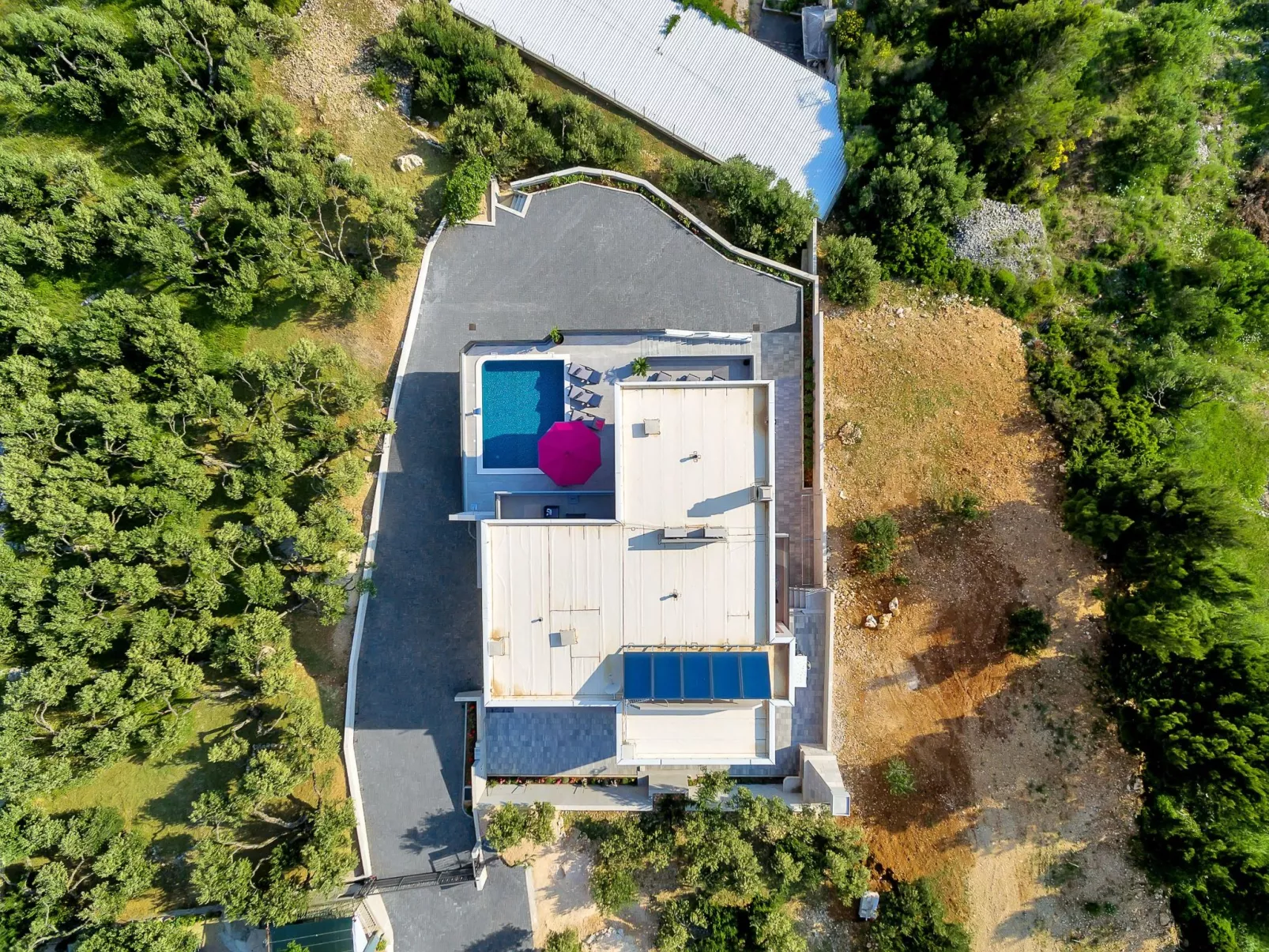 Villa mit beheiztem Pool und fünf Schlafzimmer-Buiten