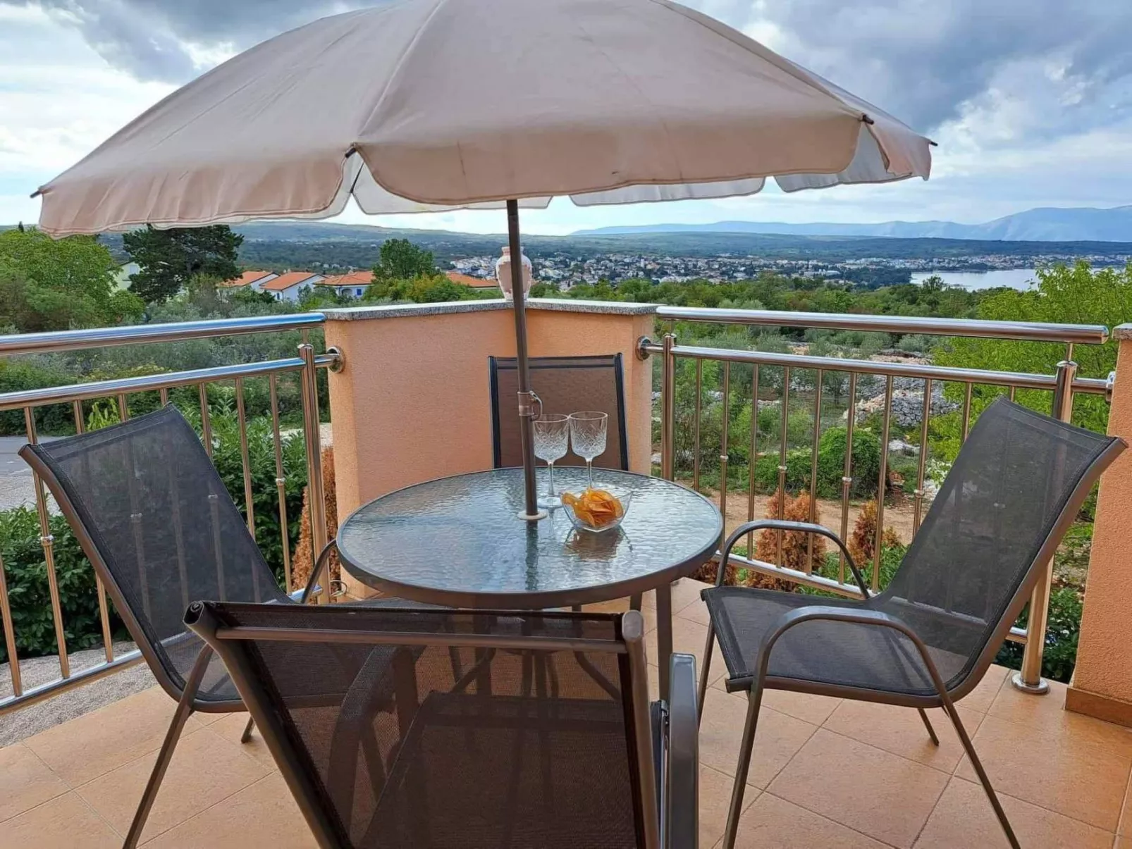 Wunderschöne Ferienwohnung, mit Meerblick und Pool-Buiten