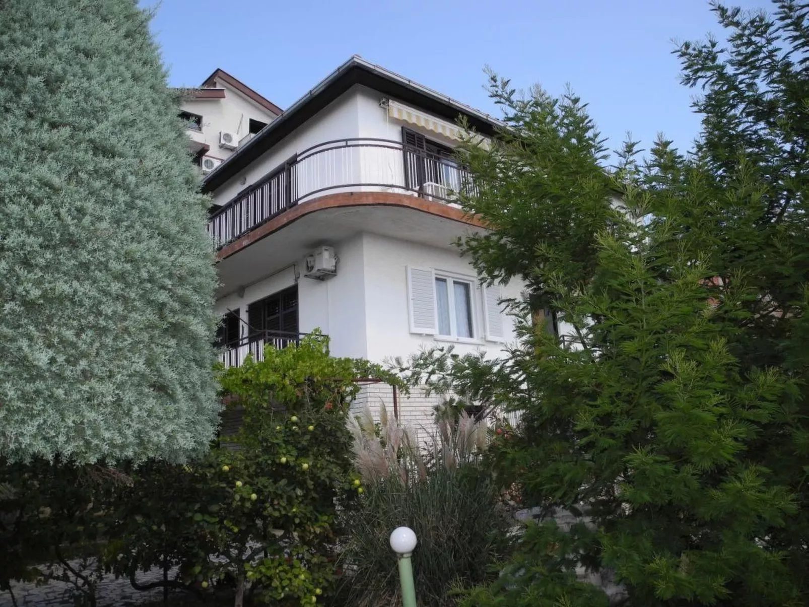 Appartement mit Balkon und Meerblick-Buiten