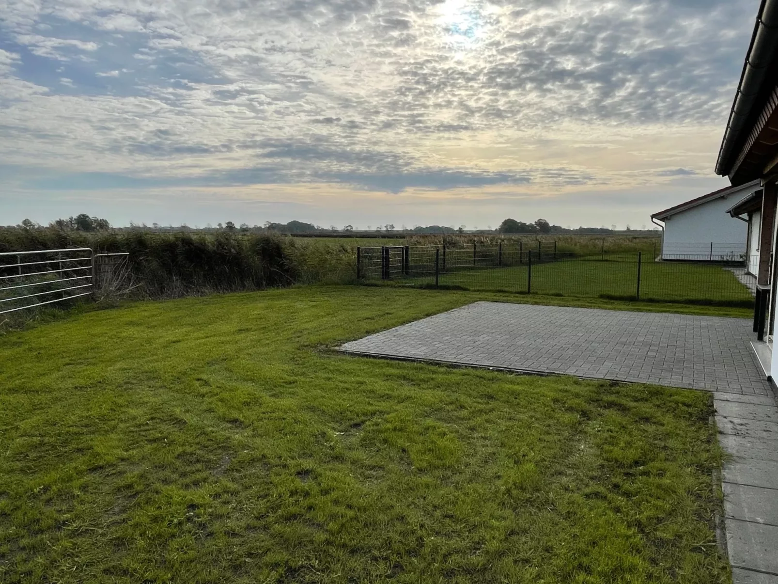 G1 Eingezäuntes Haus mit Kamin in Eckwarderhörne-Buiten