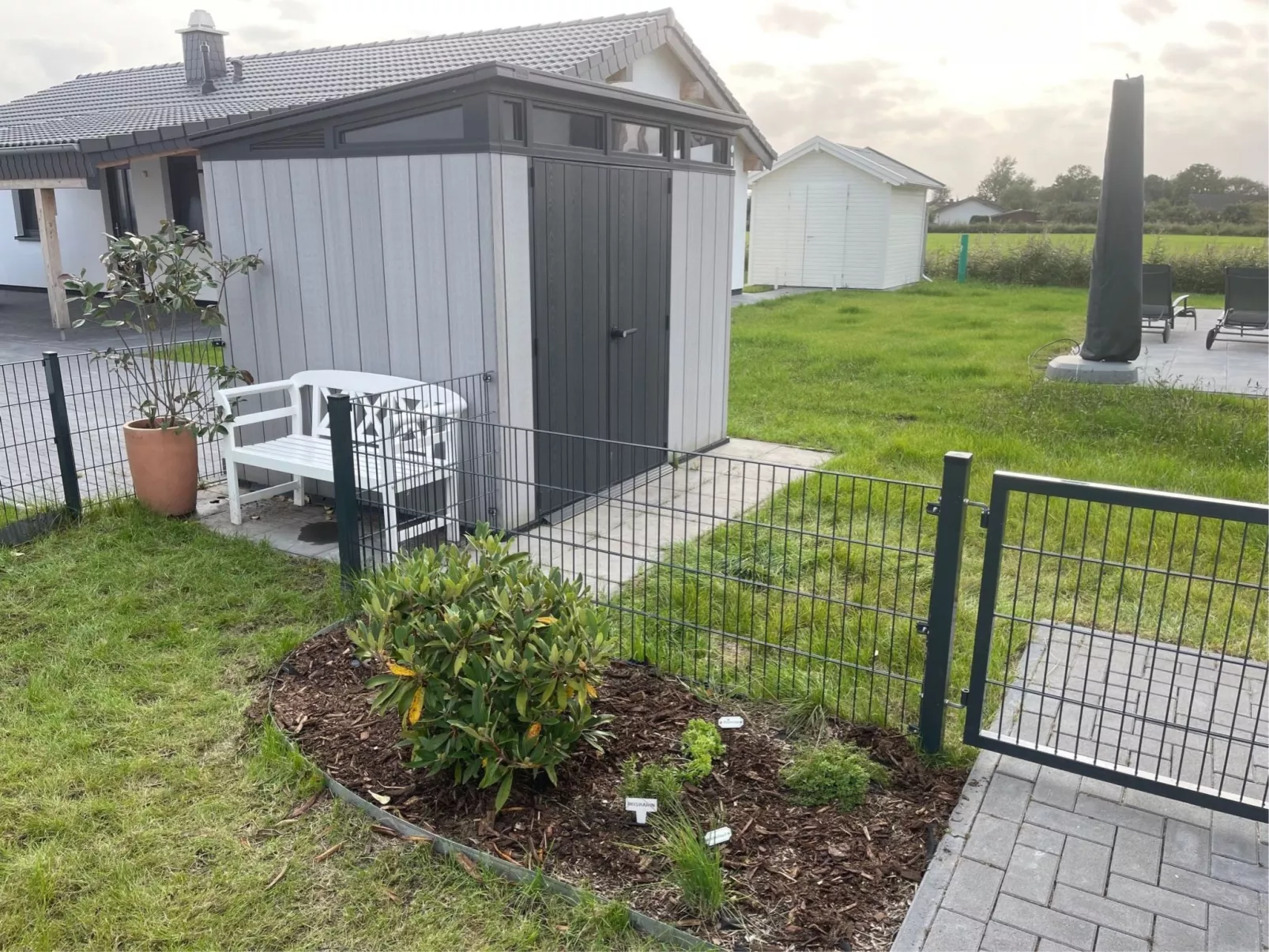 G22 Haus mit Garten, Strandkorb und Grillkamin-Buiten