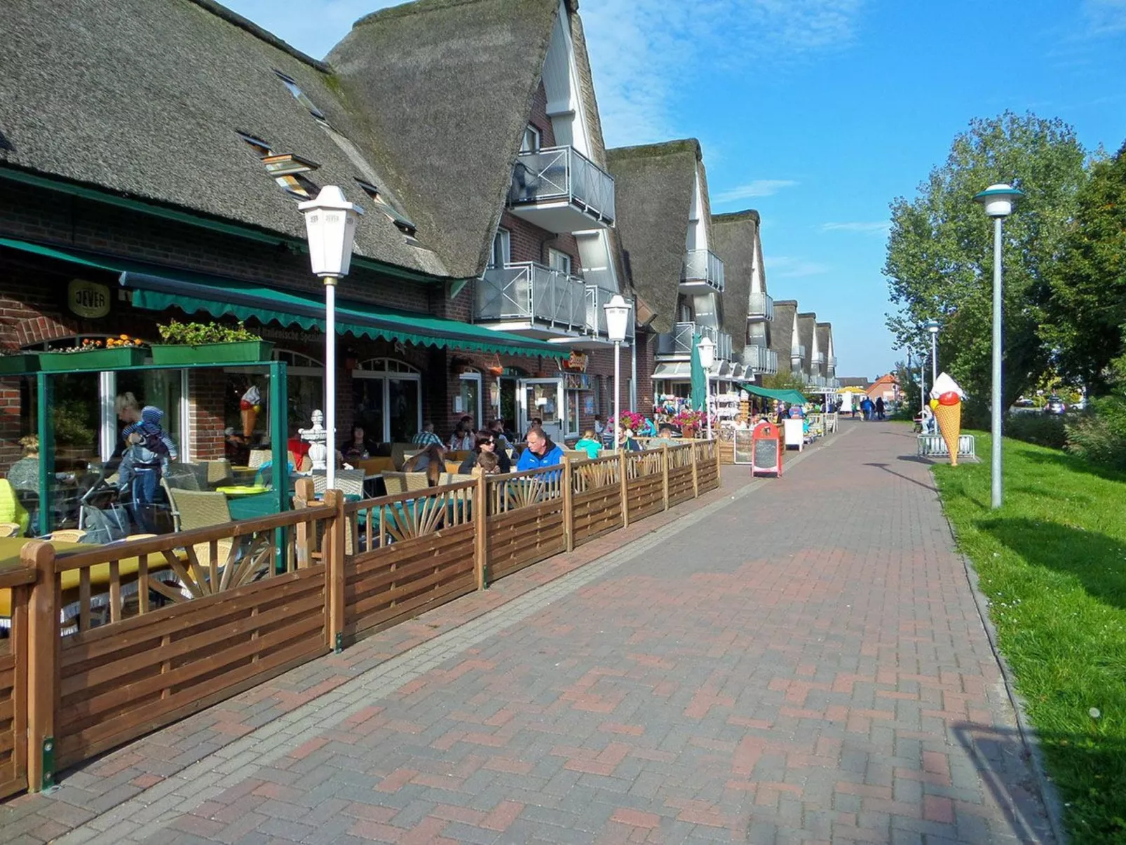 In Burhave mit Großer Terrasse-Buiten