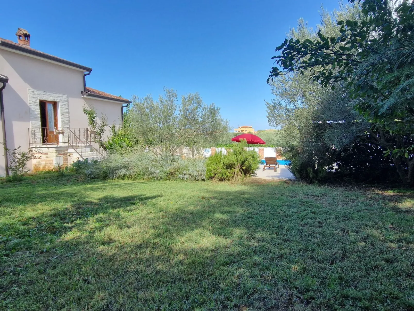 Freistehende Villa mit Garten und privatem Pool-Image-tags.info