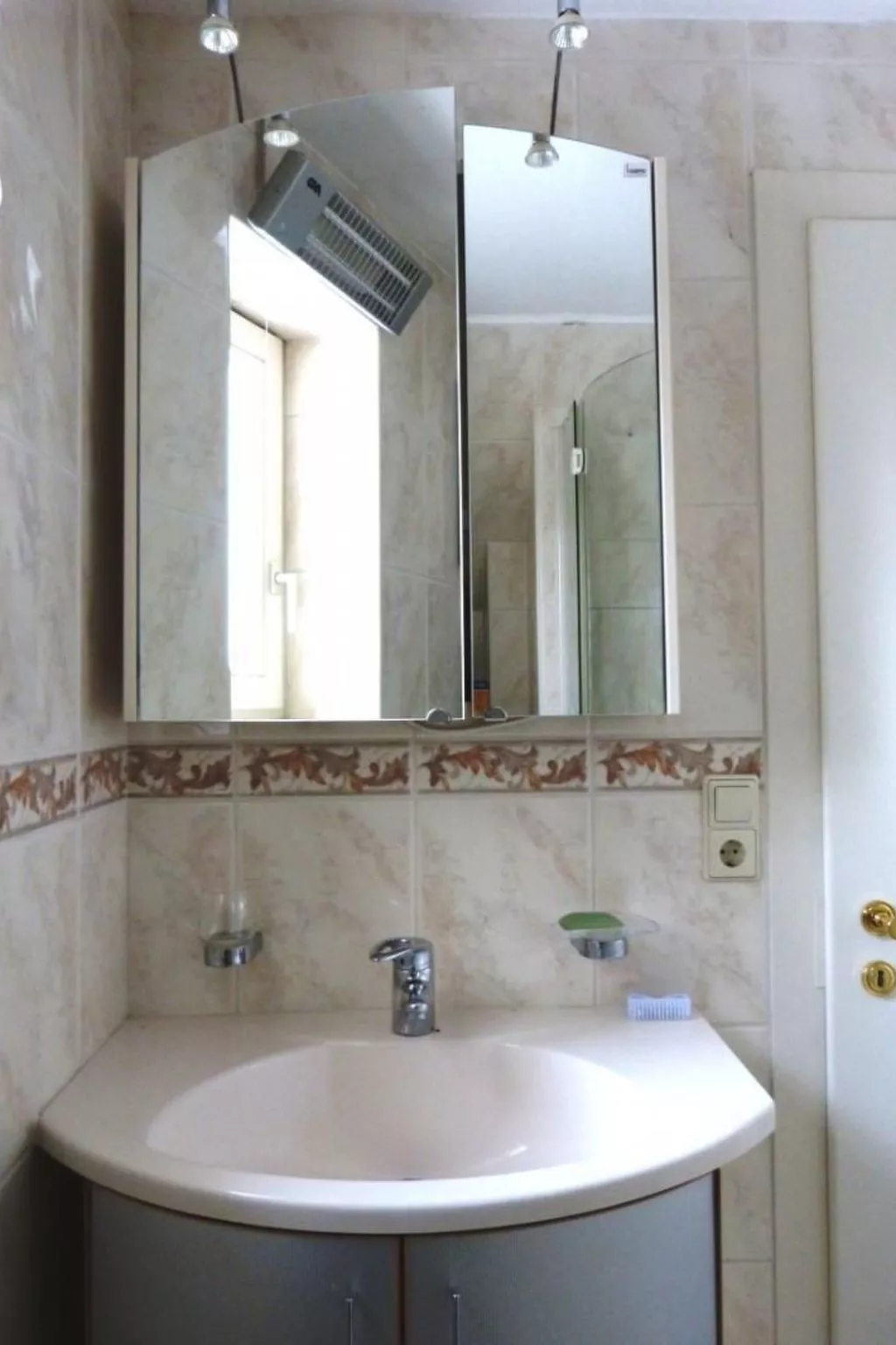 Haus mit  freier Fahrradnutzung und kleinem Boot-Binnen