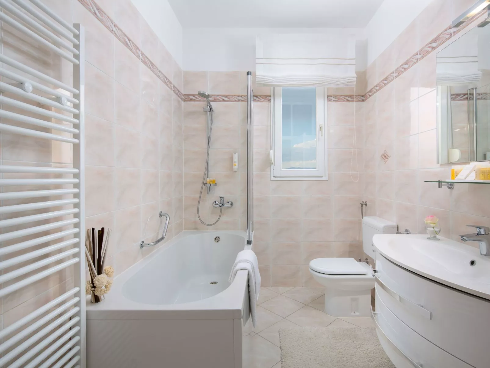 Schöne Villa mit Garten und Biodesign-Pool-Binnen