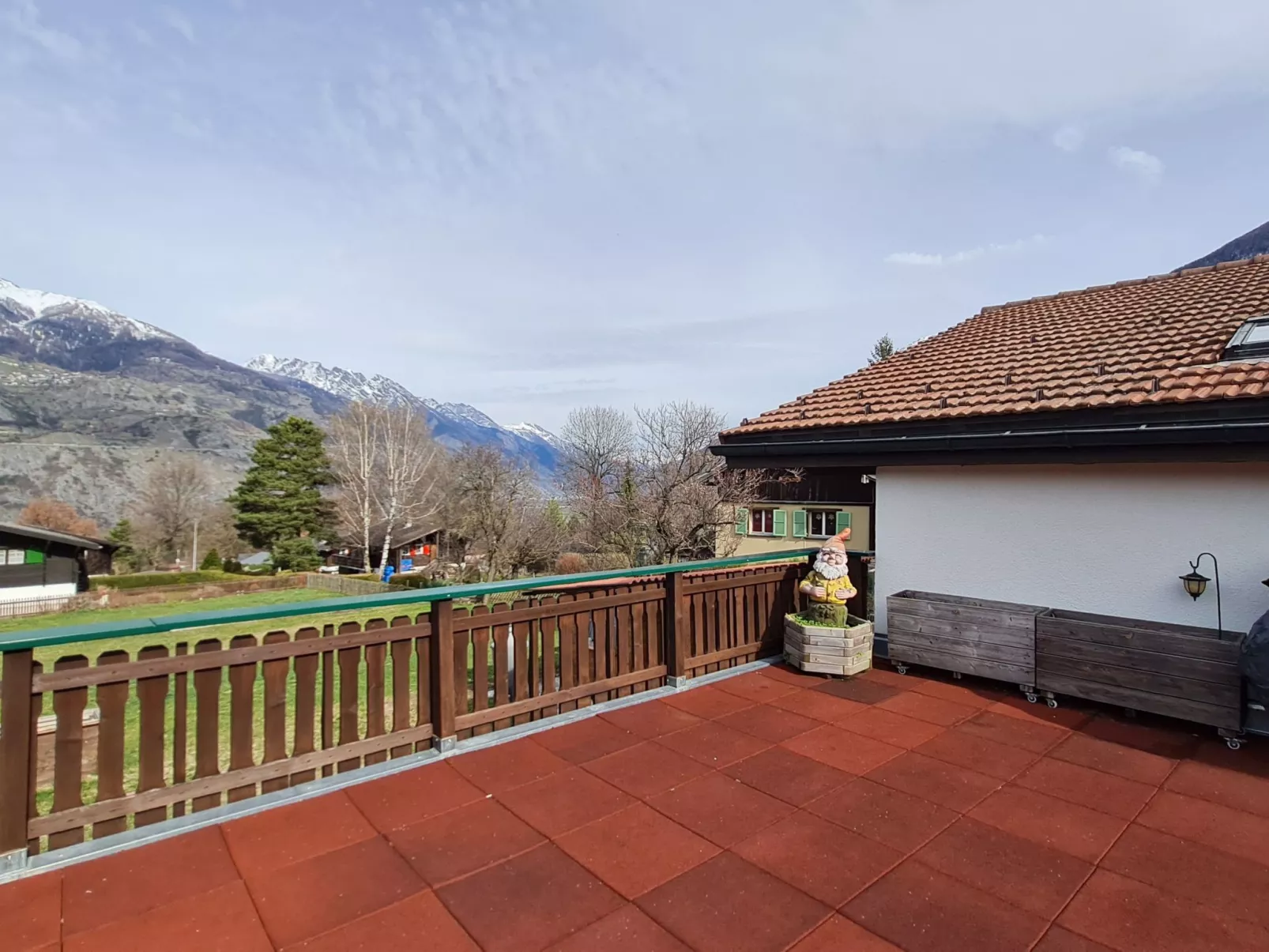 Chalet Haus (bei Einfahrt grosser Nussbaum )-Buiten