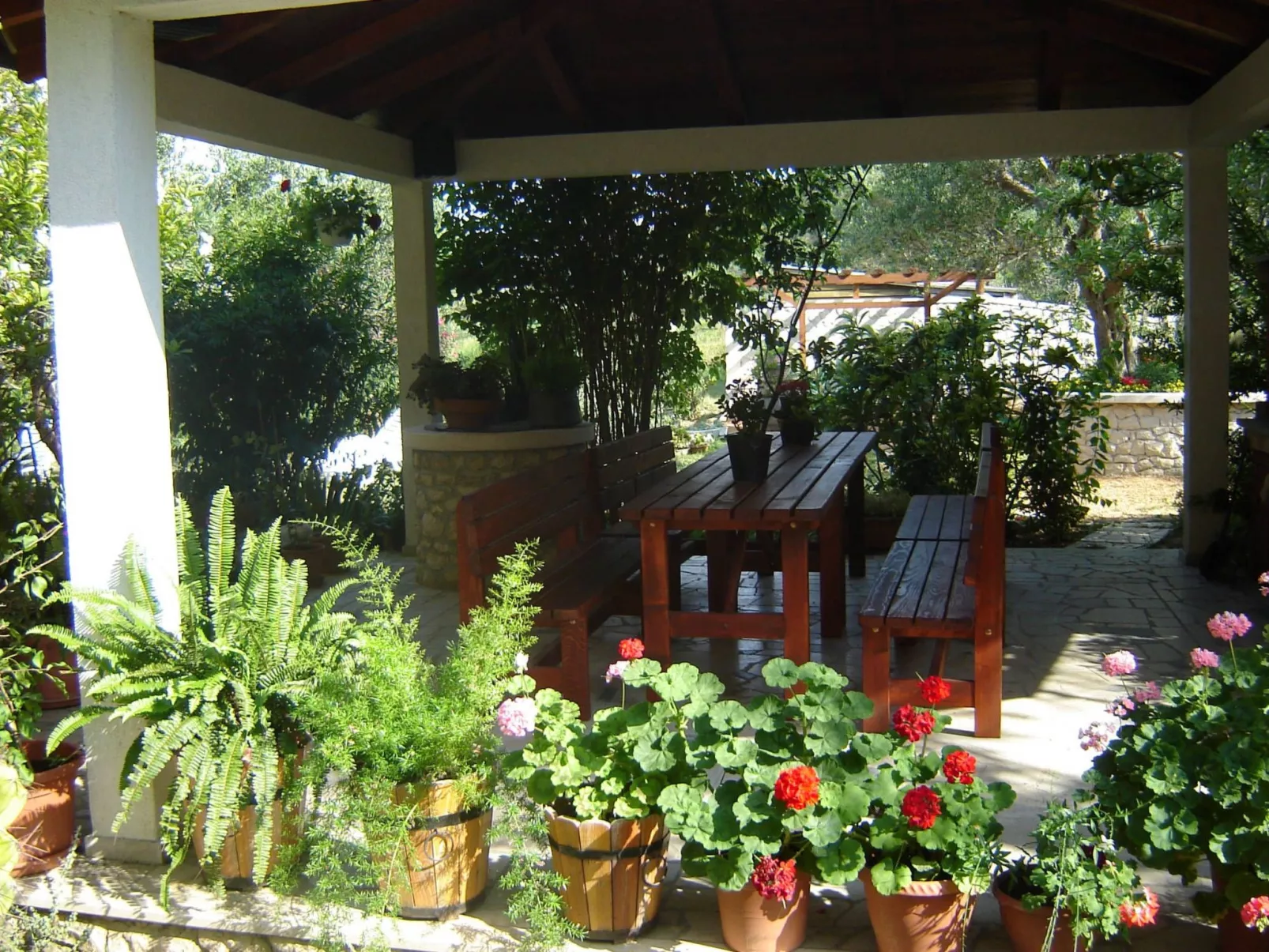 "Grüne" Wohnung mit Swimmingpool-Buiten