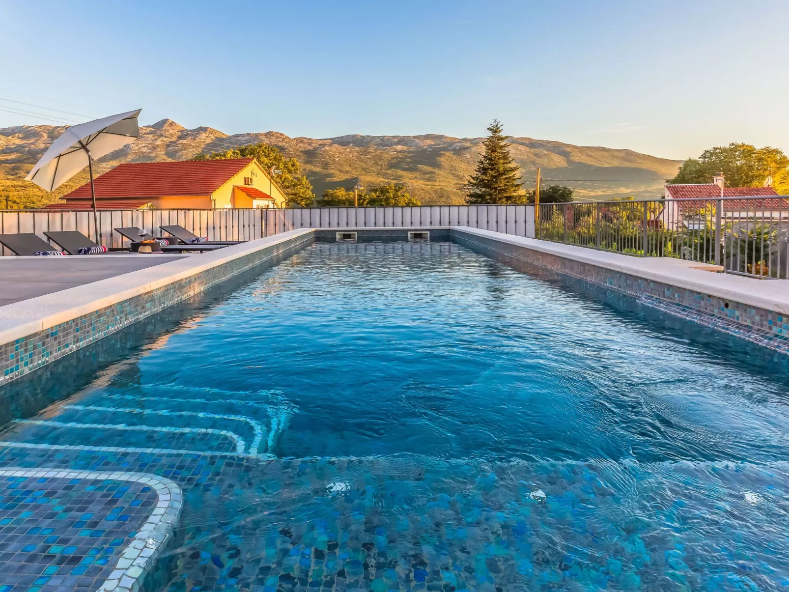 In Dugopolje mit Privatem Pool-Buiten