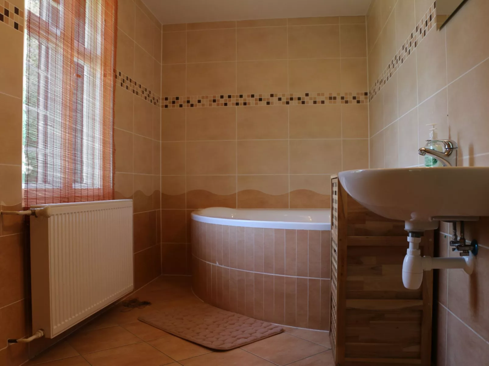 Traditionelles Haus, umgeben von Wäldern in Ralsko-Binnen