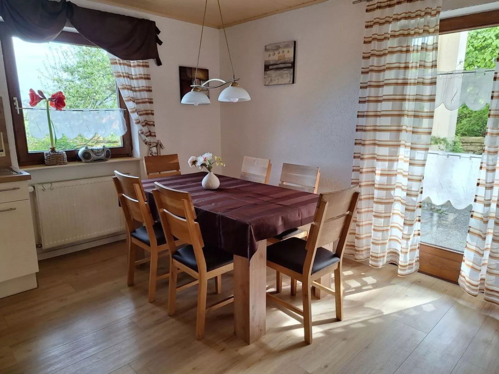 Mit sonniger Terrasse und Ausblick-Image-tags.info