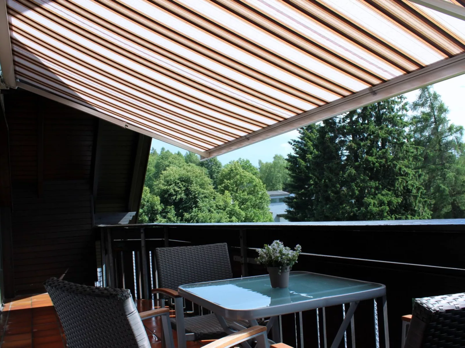 Moderne Ferienwohnung mit Balkon-Buiten