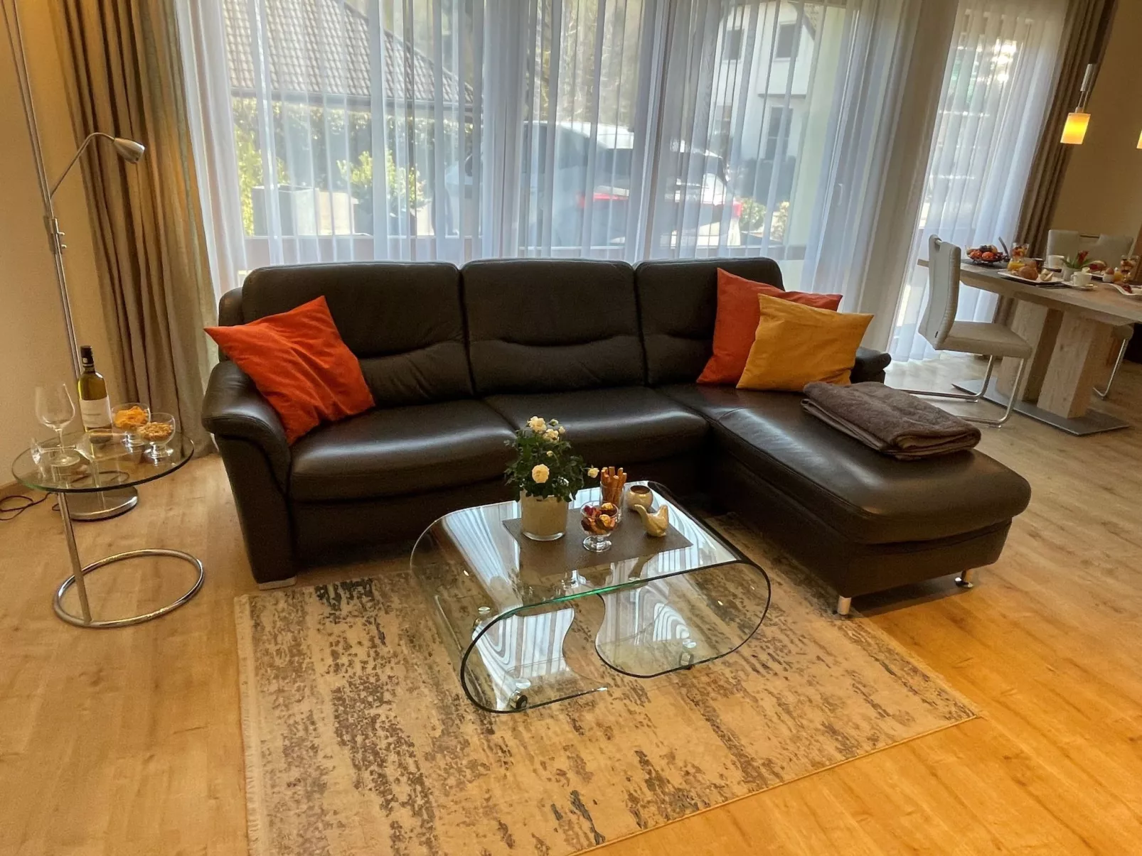 Mit Parkplatz und Terrasse-Binnen