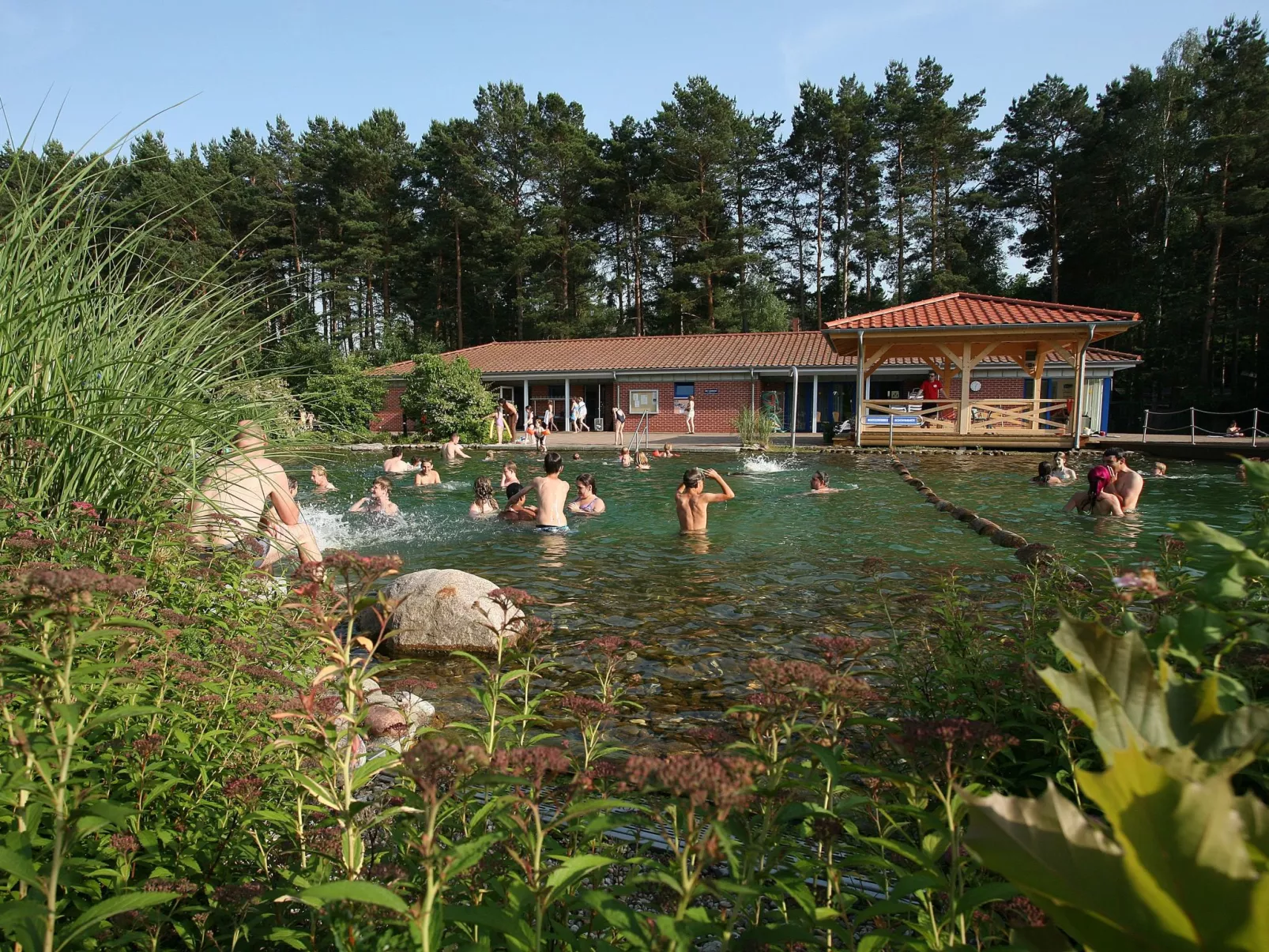 Holz-Bungalow mit Terrasse - Buiten