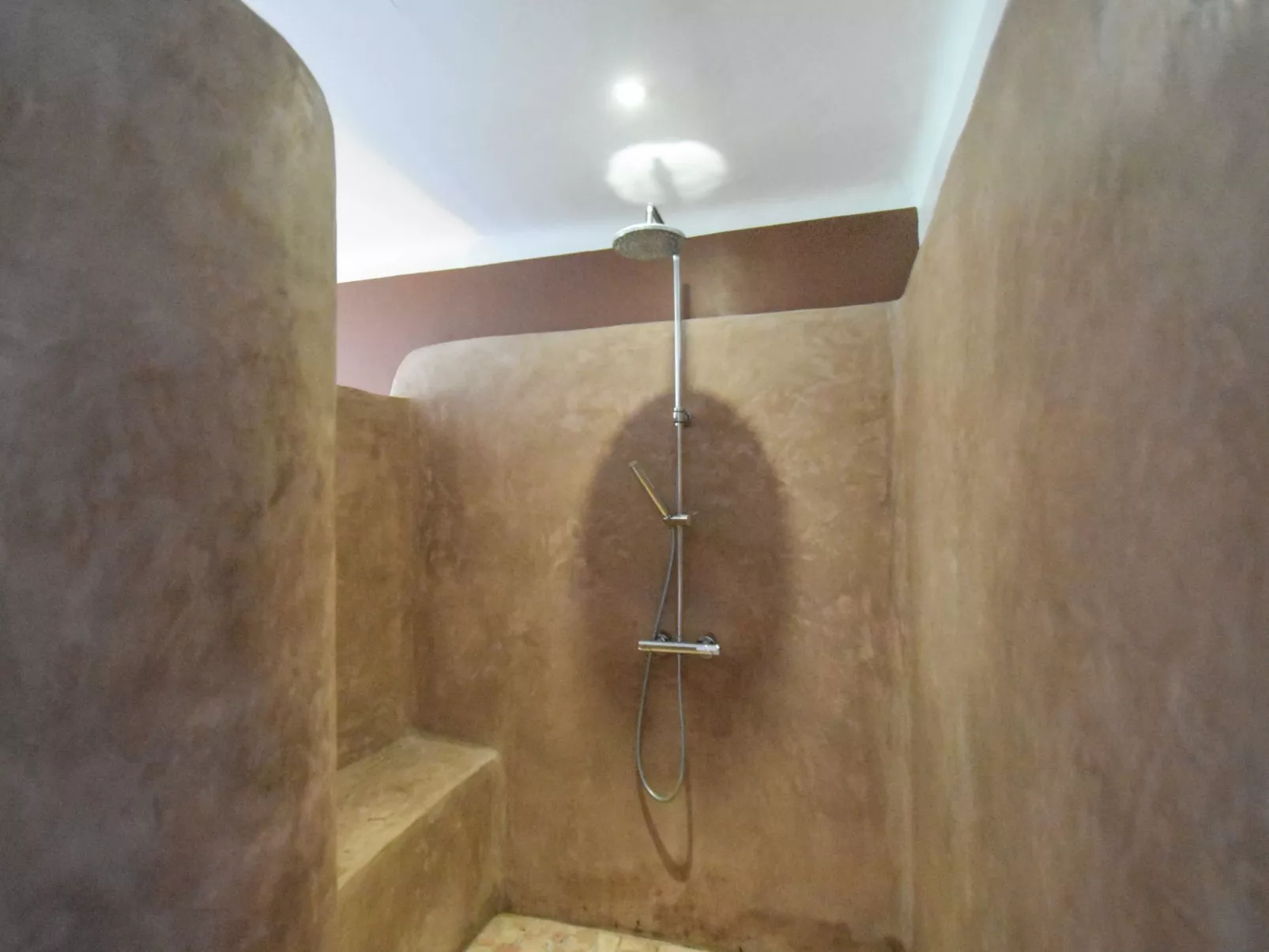 Schönes Ferienhaus mit Pool-Binnen