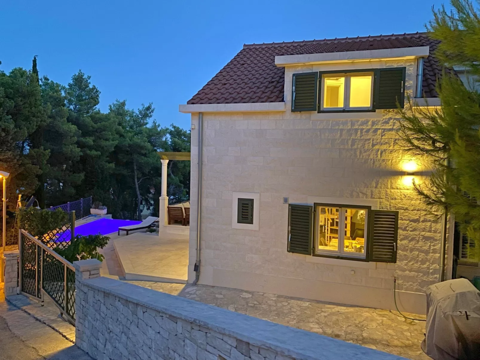 Schönes Ferienhaus mit privatem Pool-Buiten