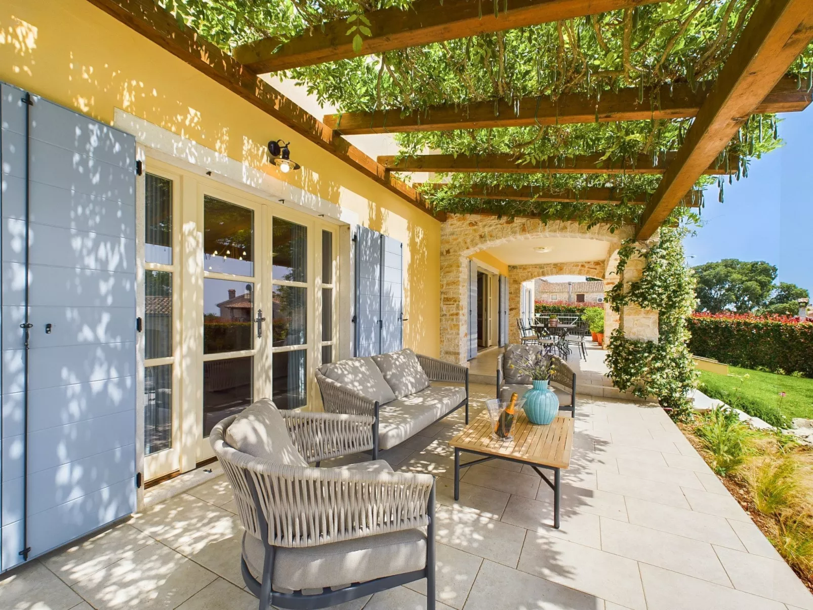 Luxuriöse Villa mit Schwimmbad und großem Garten-Binnen