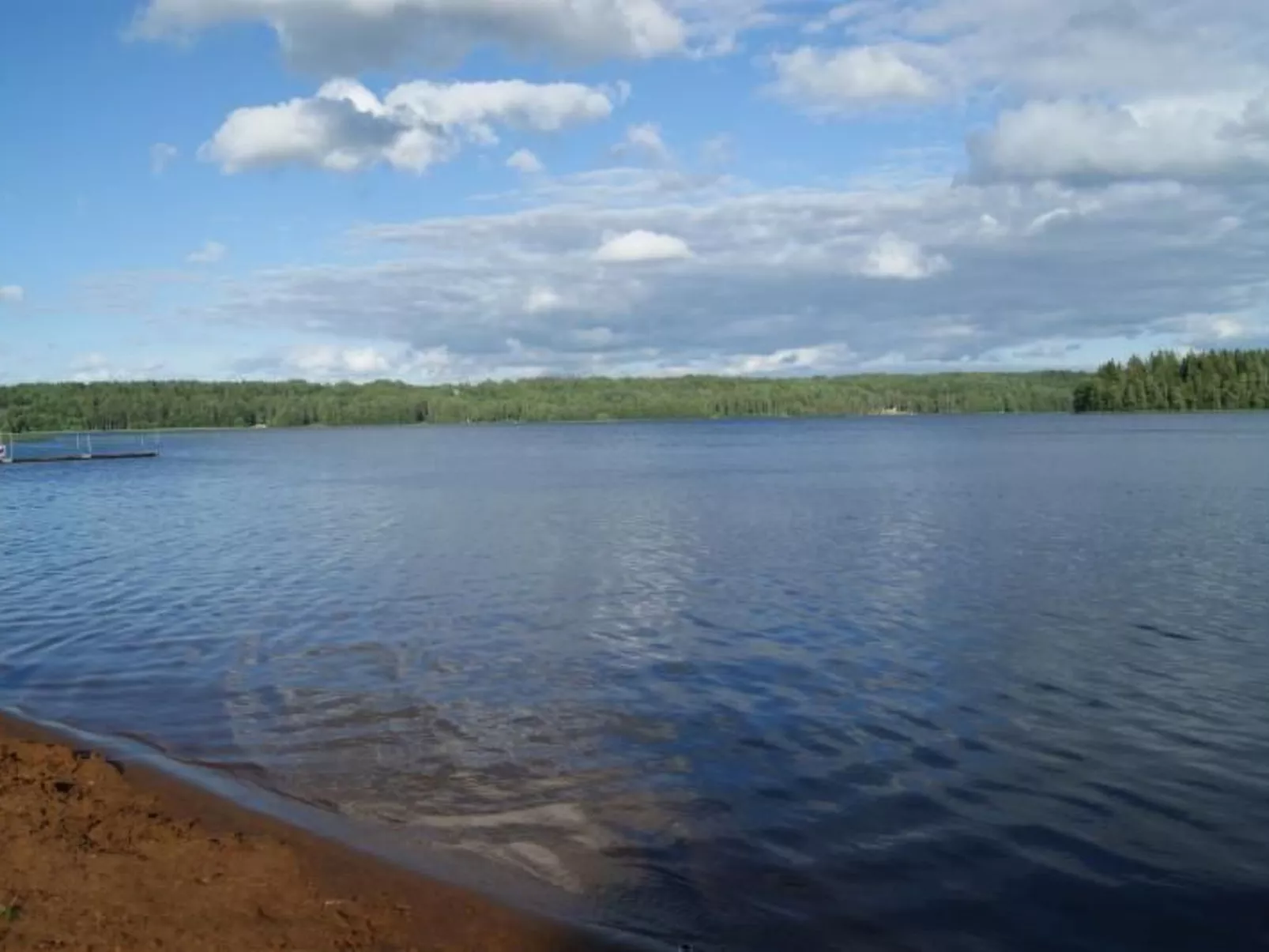 Typisch schwedisches Ferienhaus mit Garten-Buiten