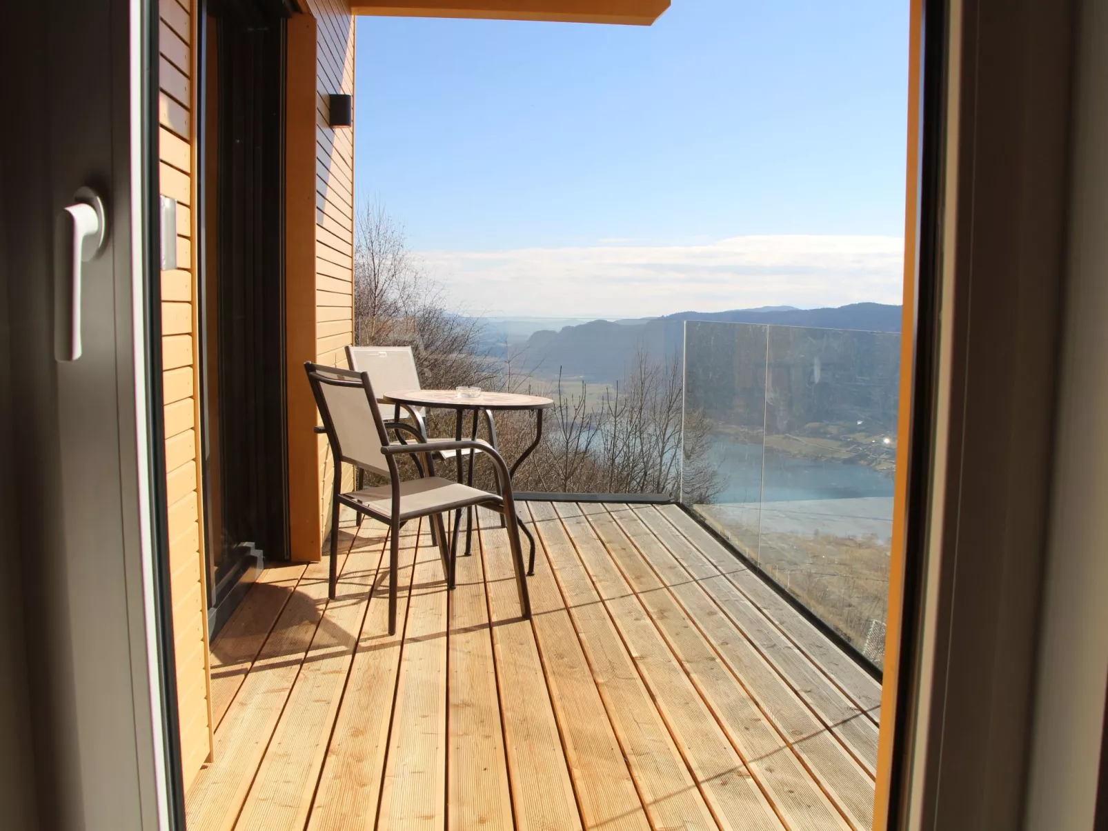 Freistehendes Ferienhaus mit Blick auf den See-Buiten