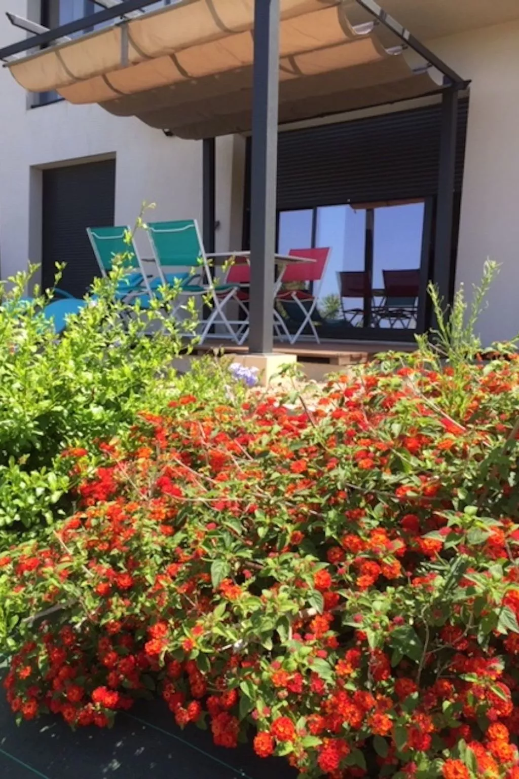 Unabhängige Unterkunft mit Meer- und Poolblick-Buiten