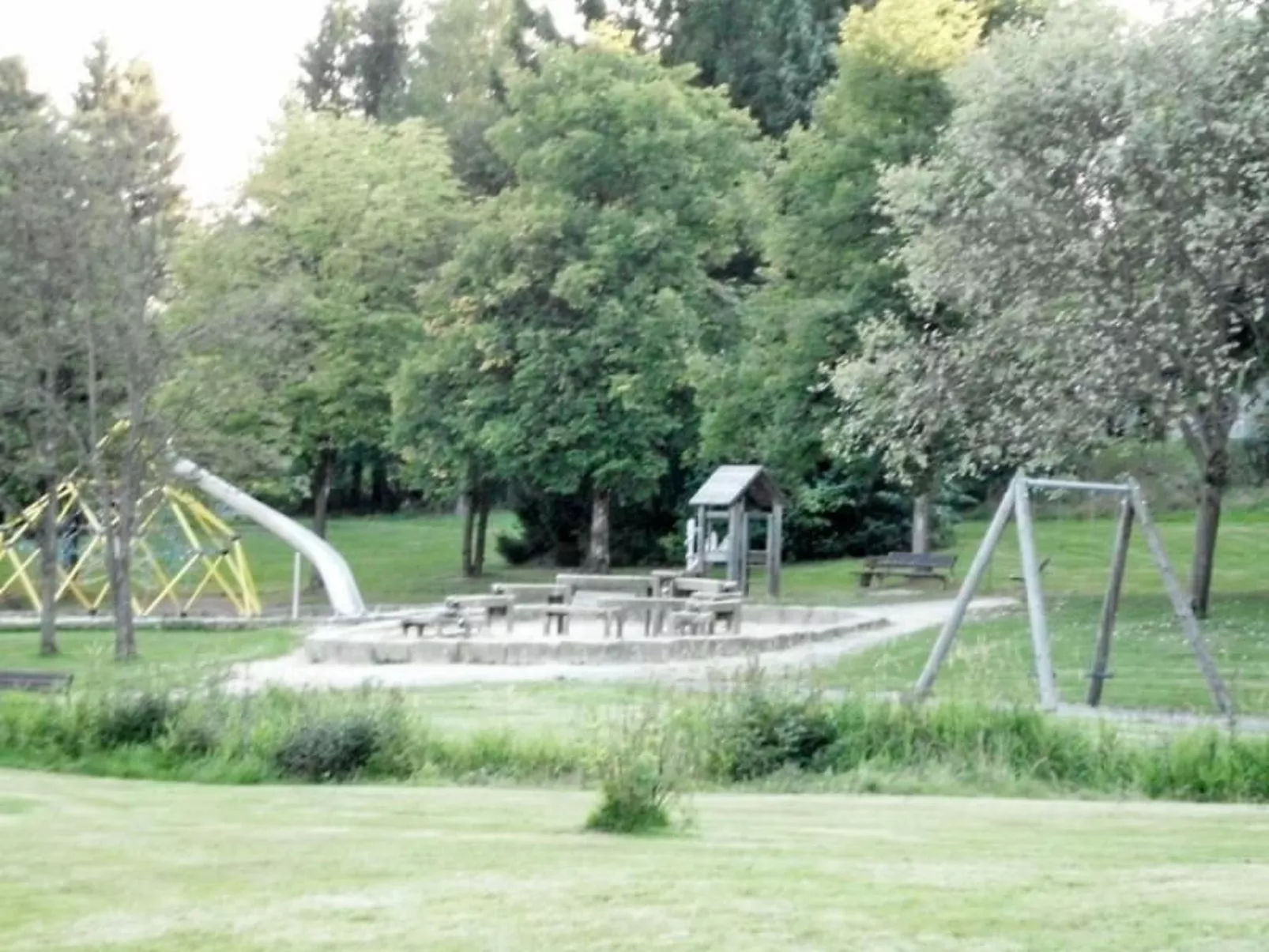 Premium-Ferienwohnung mit Balkon und Bergblick-Buiten
