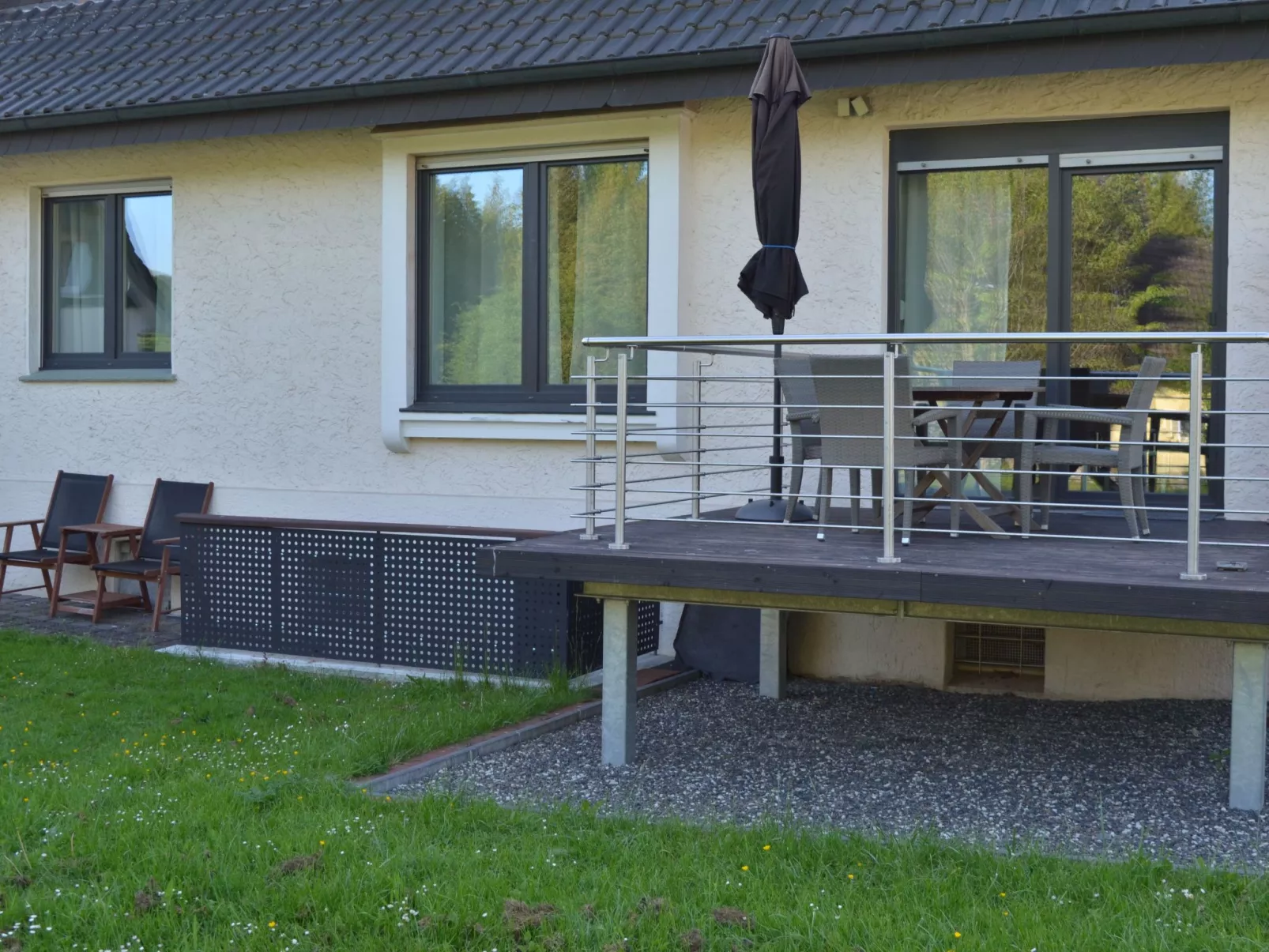 Mit Terrasse und Parkplatz - Buiten