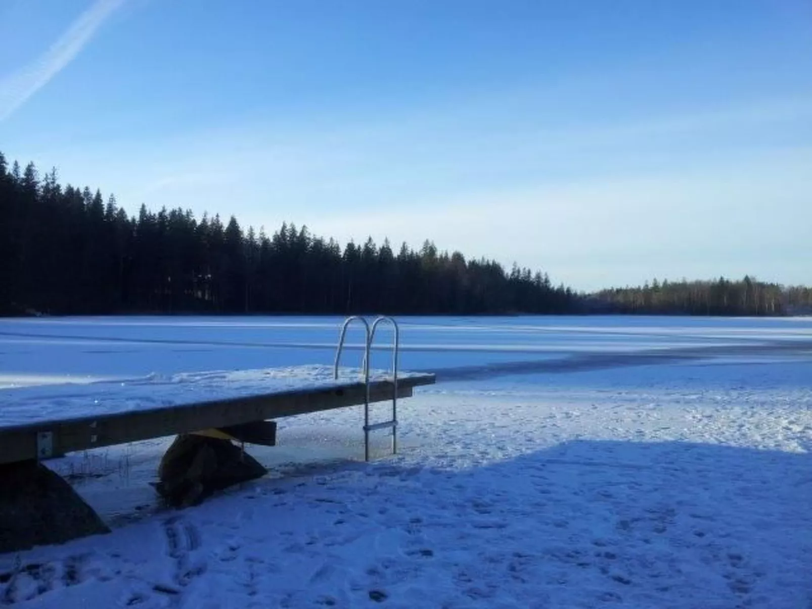 Modernes Haus mit hellem Dekor, mit Blick auf den See-Buiten