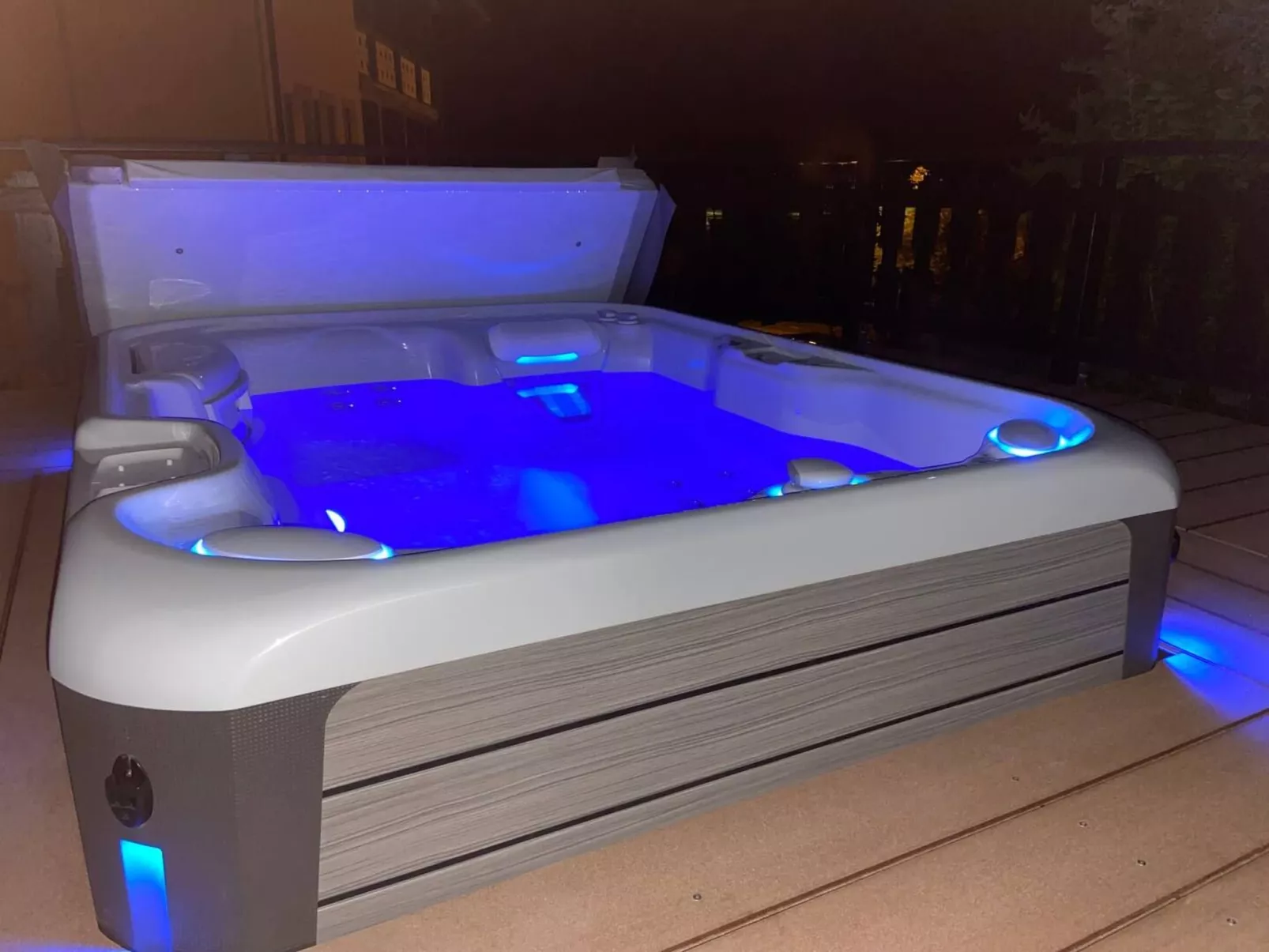 Chalet mit Seeblick, Jacuzzi, Sauna und Garten-Buiten