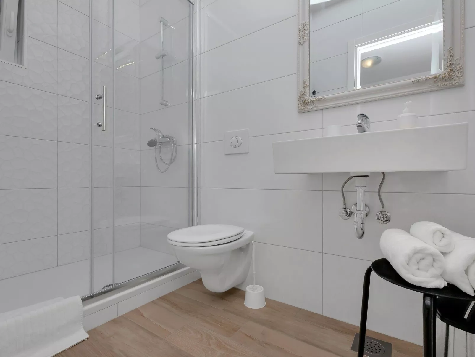 Alleinstehendes Ferienhaus mit Pool und drei Sch-Binnen