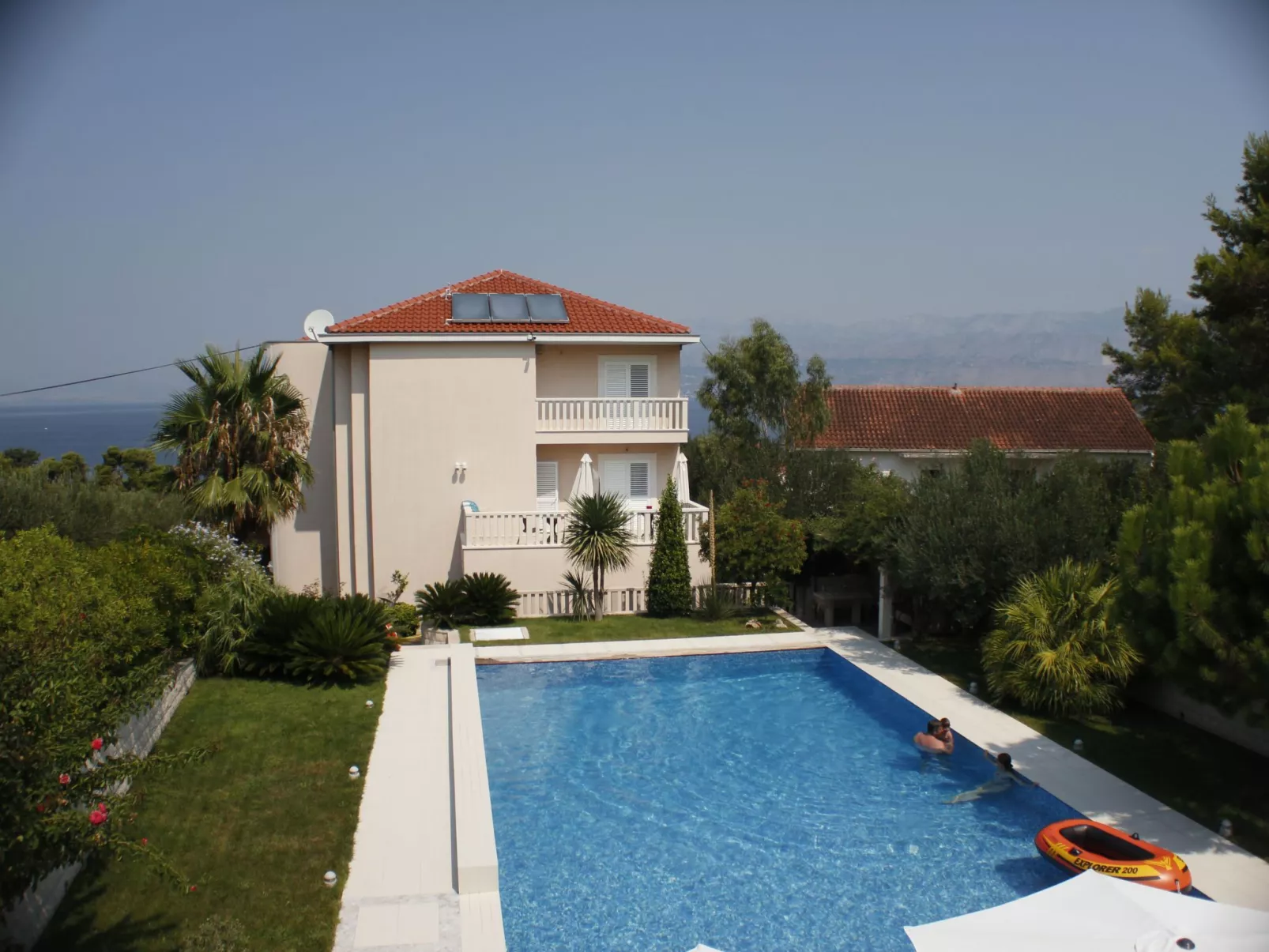 Geräumige Ferienwohnung mit privatem Sonnenbalkon-Buiten